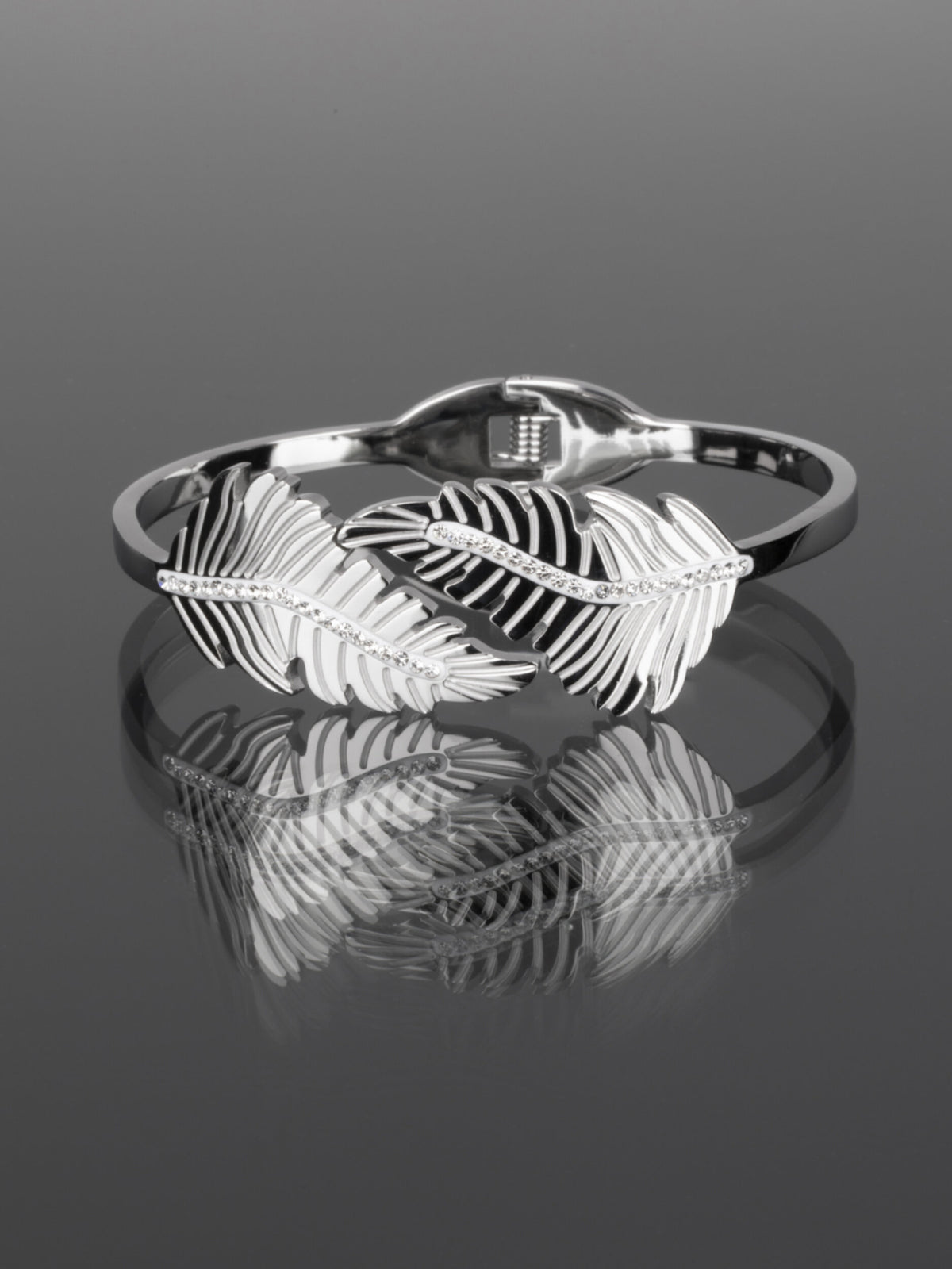 Krásný náramek z chirurgické oceli s motivem listů a čirými krystaly NM1279-0107