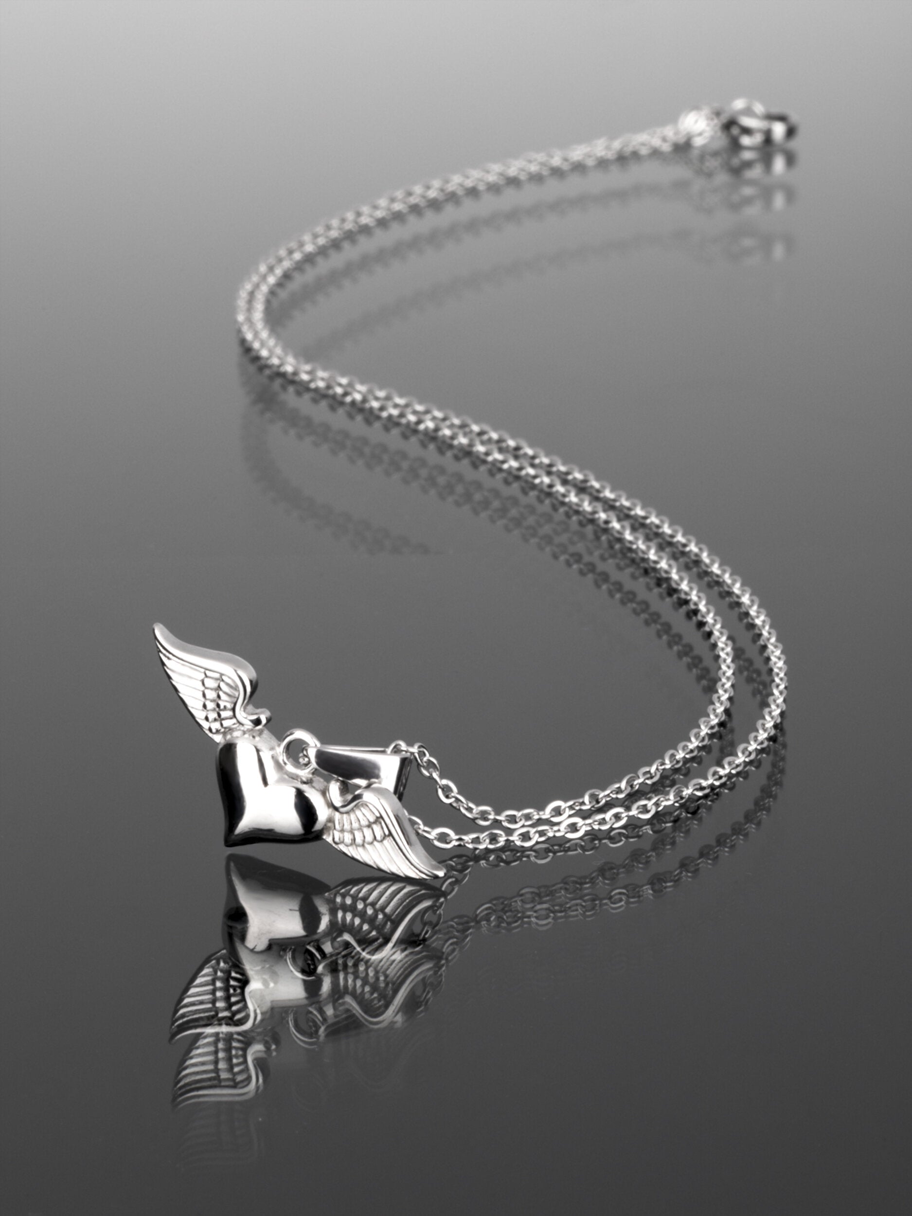 Ocelový náhrdelník s přívěskem ve tvaru srdce s křídly NK0625-0107