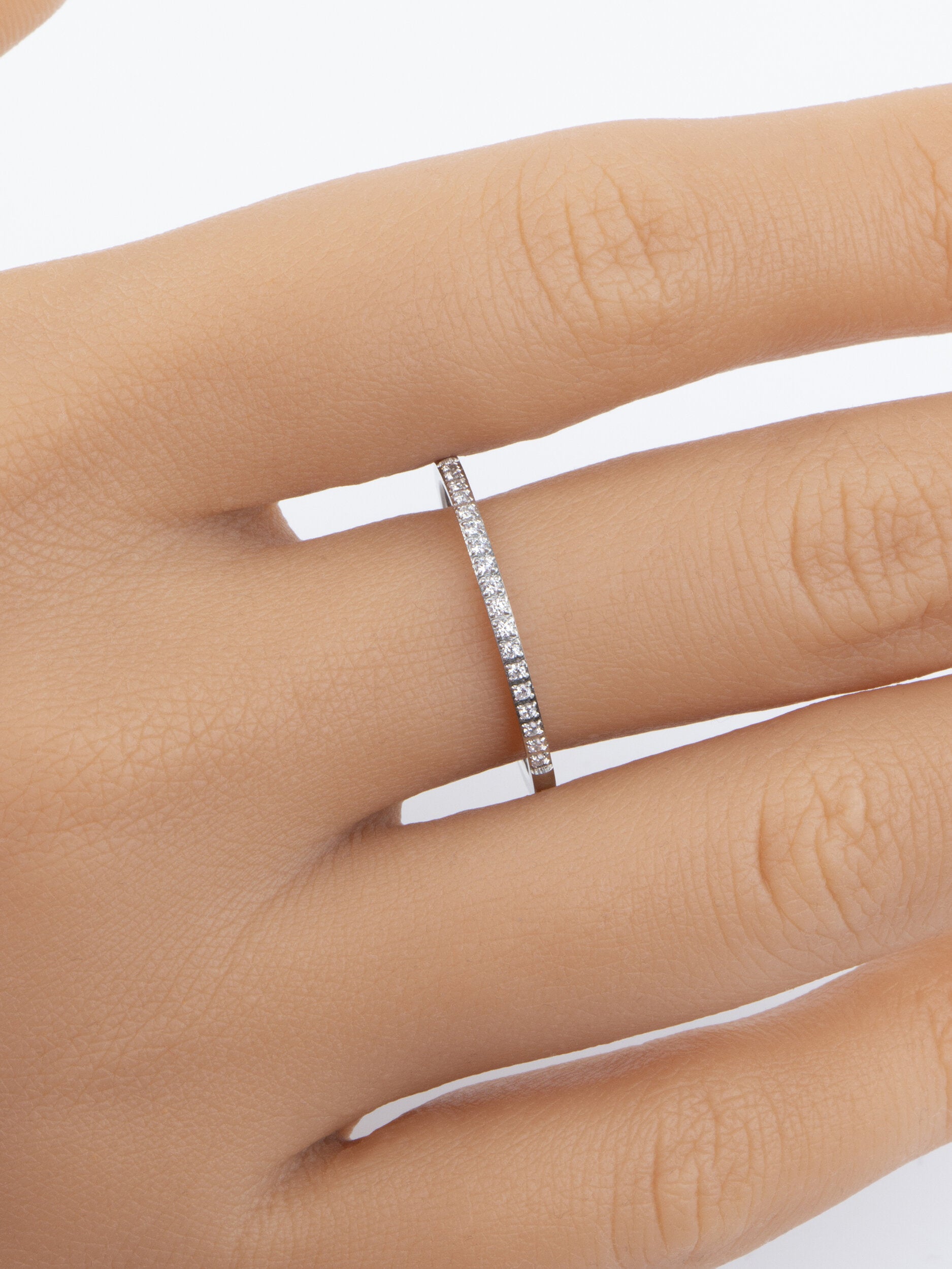Luxusní drobný prstýnek z chirurgické oceli vykládaný jednou řadou čirých krystalů PR0190-015912