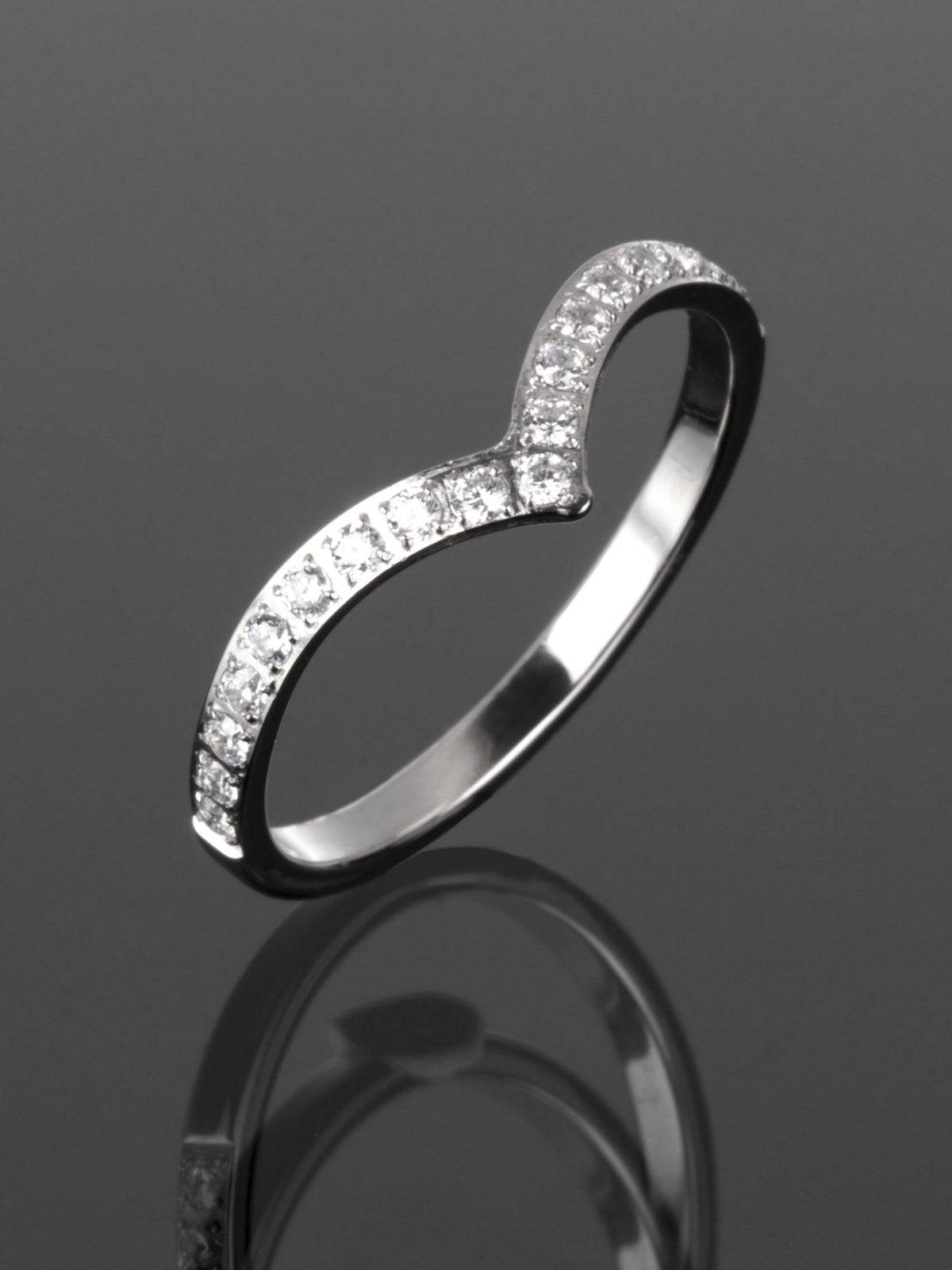 Luxusní jemný prstýnek z chirurgické oceli vykládaný jednou řadou čirých krystalů PR0198-015912