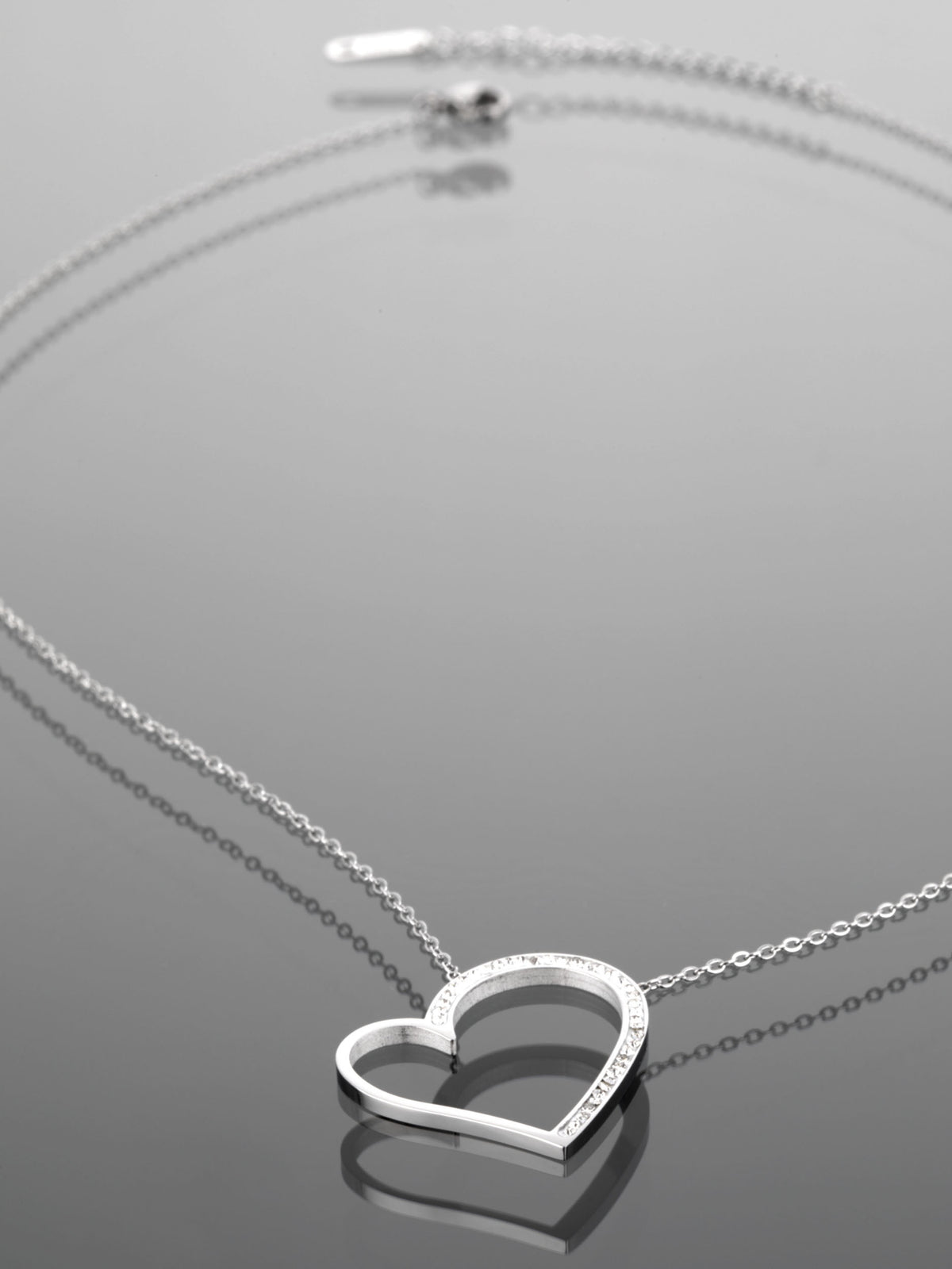 Krásný náhrdelník z chirurgické oceli s motivem moderního srdce vykládaný čirými krystaly  NK0927-0107