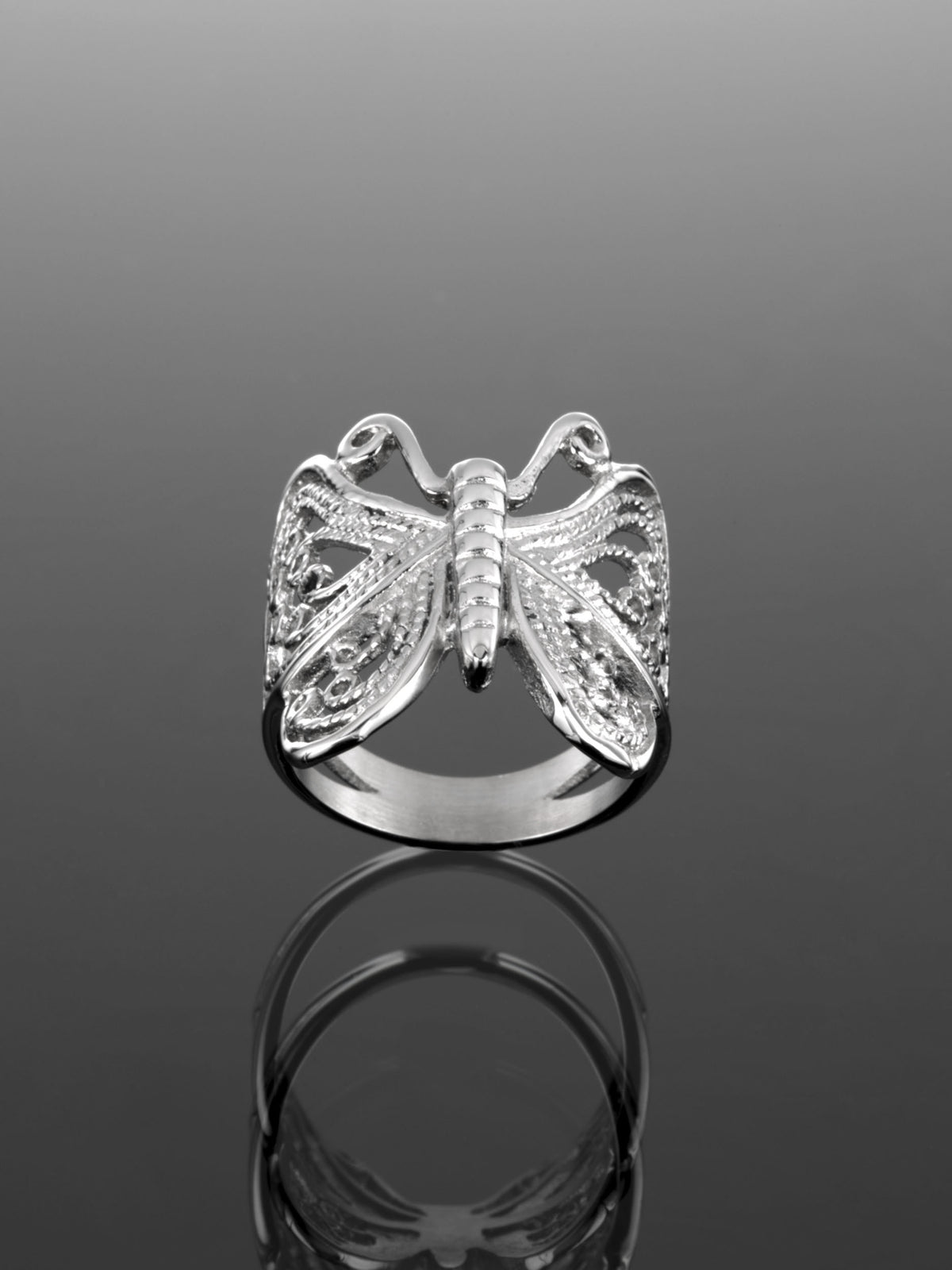 Exkluzivní prstýnek z chirurgické oceli s motivem masivního motýla zdobeného rytými detaily  PR0188-015707