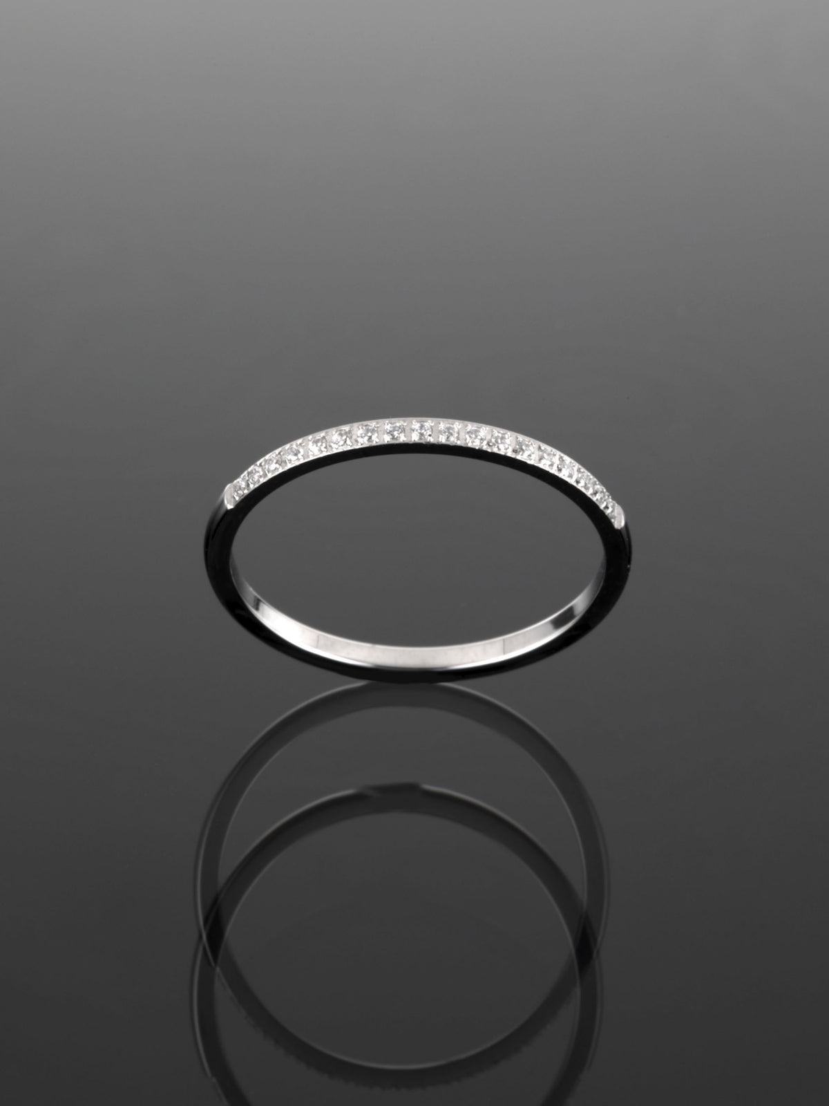 Luxusní drobný prstýnek z chirurgické oceli vykládaný jednou řadou čirých krystalů PR0190-015312
