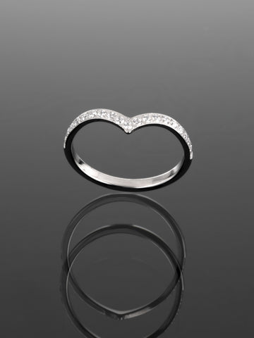 Luxusní jemný prstýnek z chirurgické oceli vykládaný jednou řadou čirých krystalů PR0198-015312