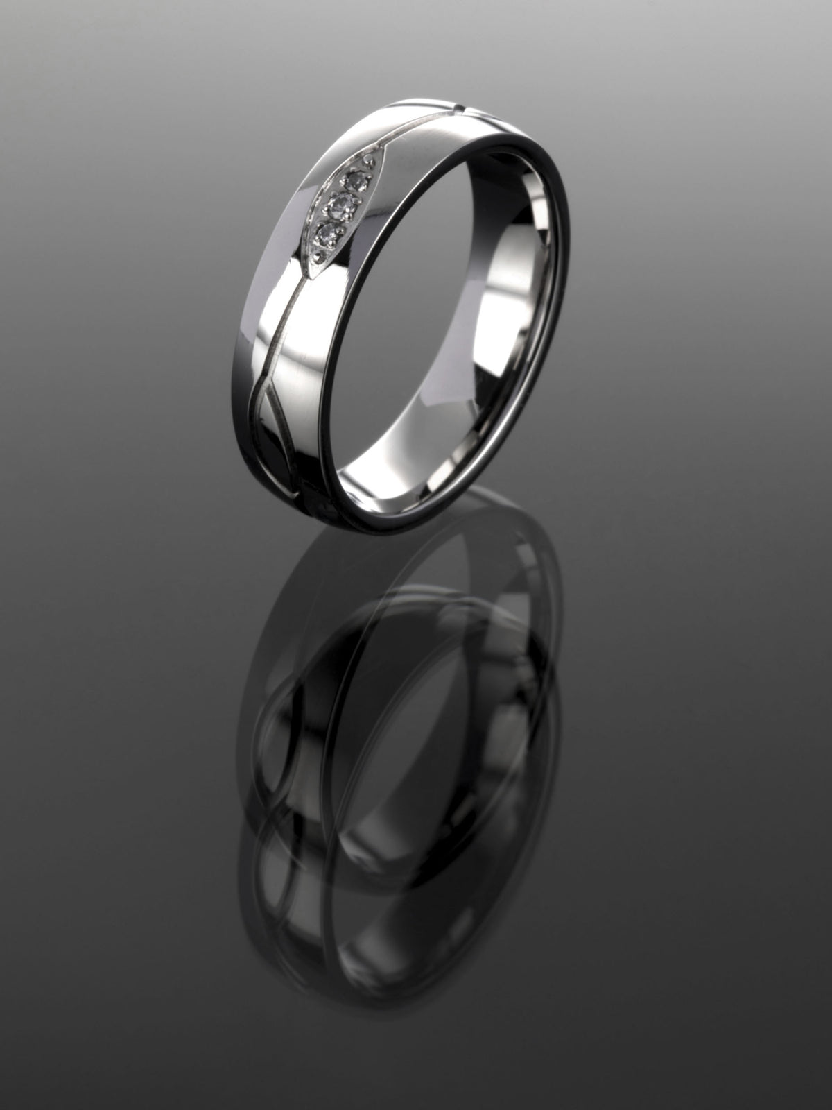 Luxusní sada prstýnků pro pár z chirurgické oceli s rytým detailem a čirými krystaly  PR0303-016307