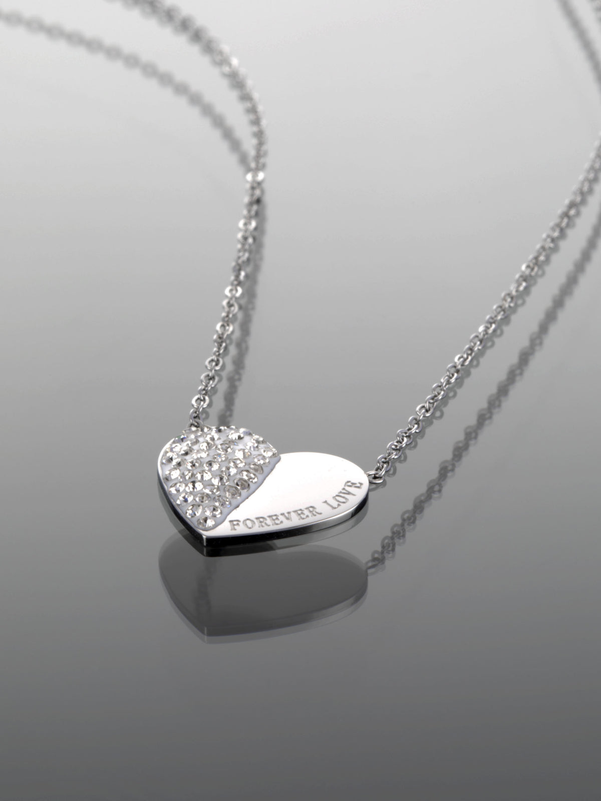 Luxusní ocelový náhrdelník ve tvaru srdce napůl vykládaný čirými krystaly a nápisem FOREVER LOVE NK0683-0107