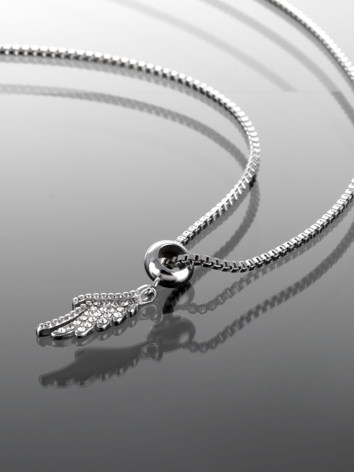 Nádherný ocelový náhrdelník ve tvaru andělského křídla vykládaný čirými krystaly NK0647-0107