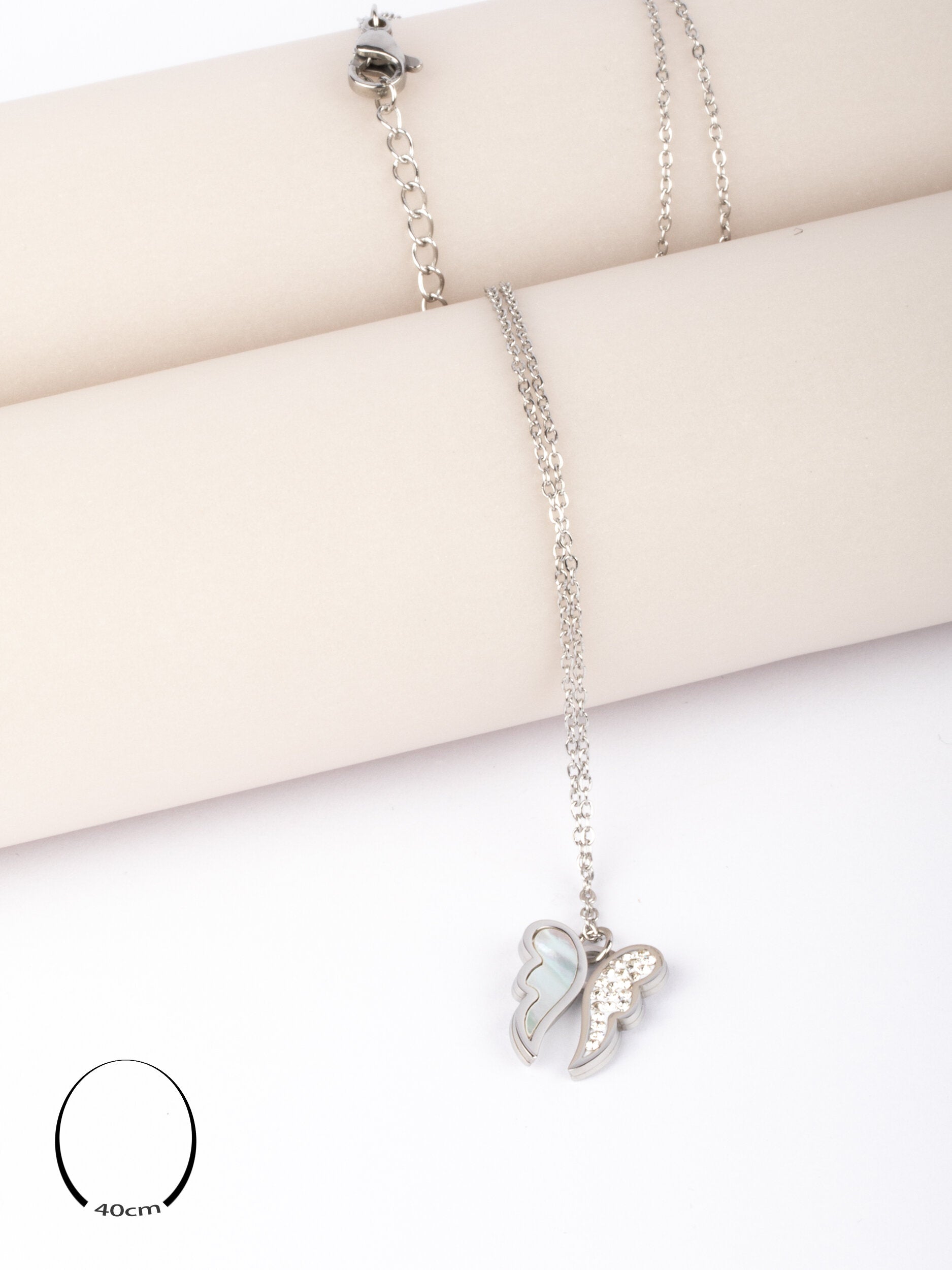 Krásný ocelový náhrdelník ve tvaru andělských křídel s čirými krystaly NK0695-0107