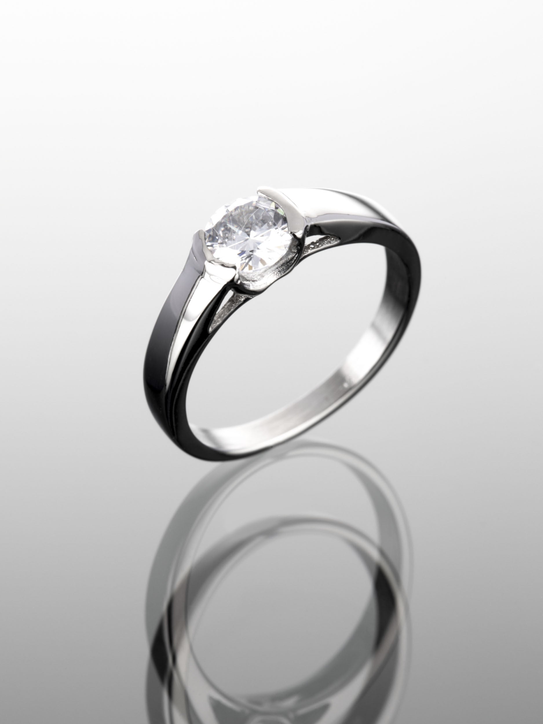 Luxusní moderní prstýnek z chirurgické oceli s čirým krystalem PR0236-015107