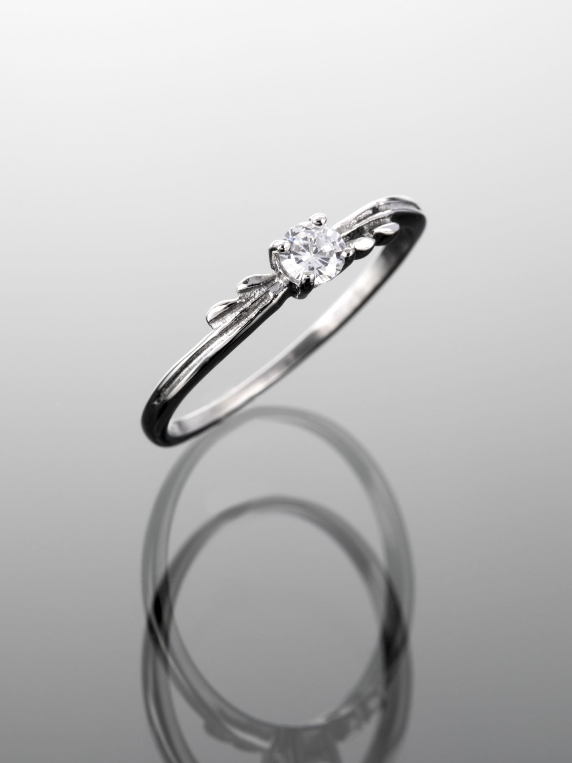 Krásný klasický drobný prstýnek z chirurgické oceli s čirým krystalem a jemným zdobením  PR0238-015307