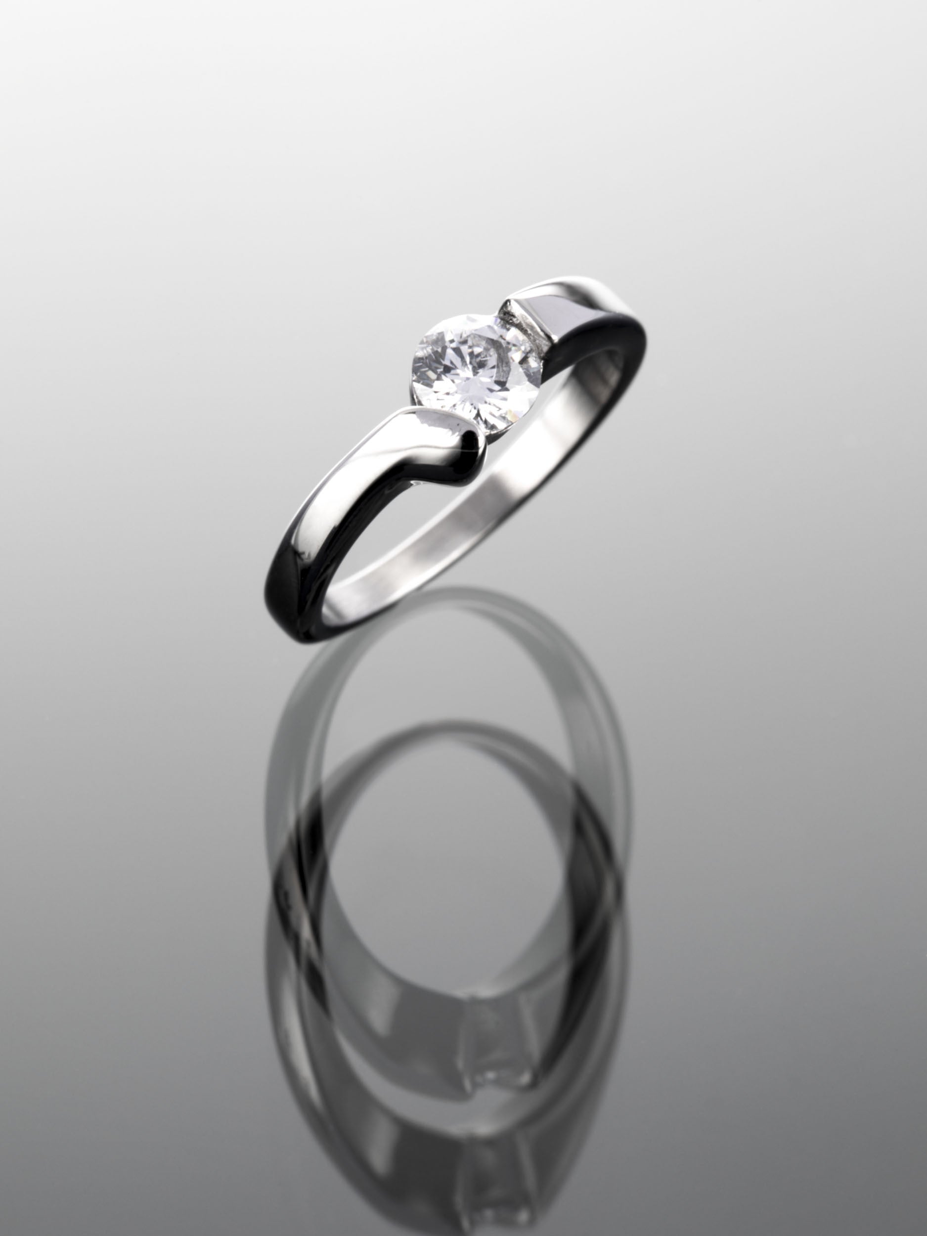 Krásný moderní prstýnek z chirurgické oceli s čirým krystalem  PR0239-015507