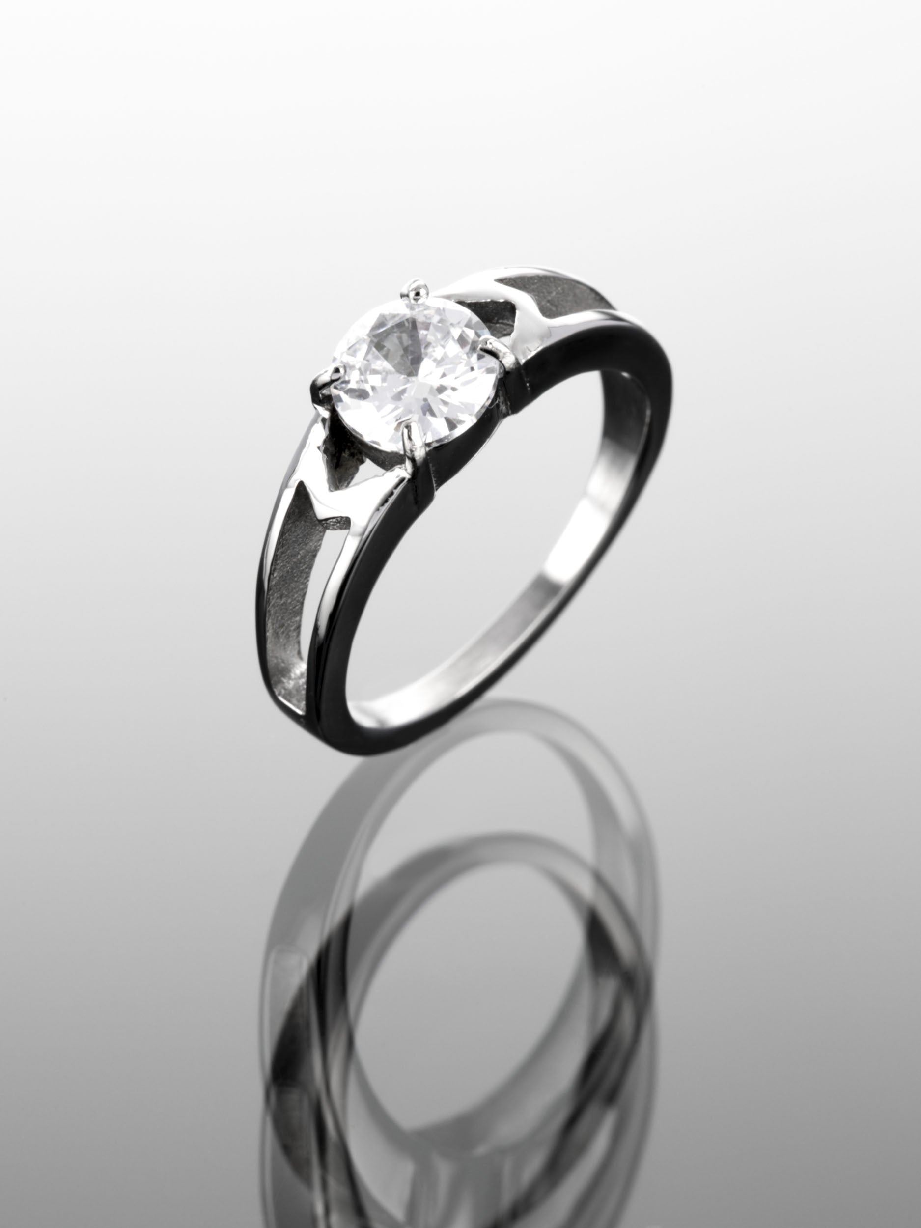 Krásný moderní prstýnek z chirurgické oceli s čirým krystalem zdobený rytím PR0241-015307