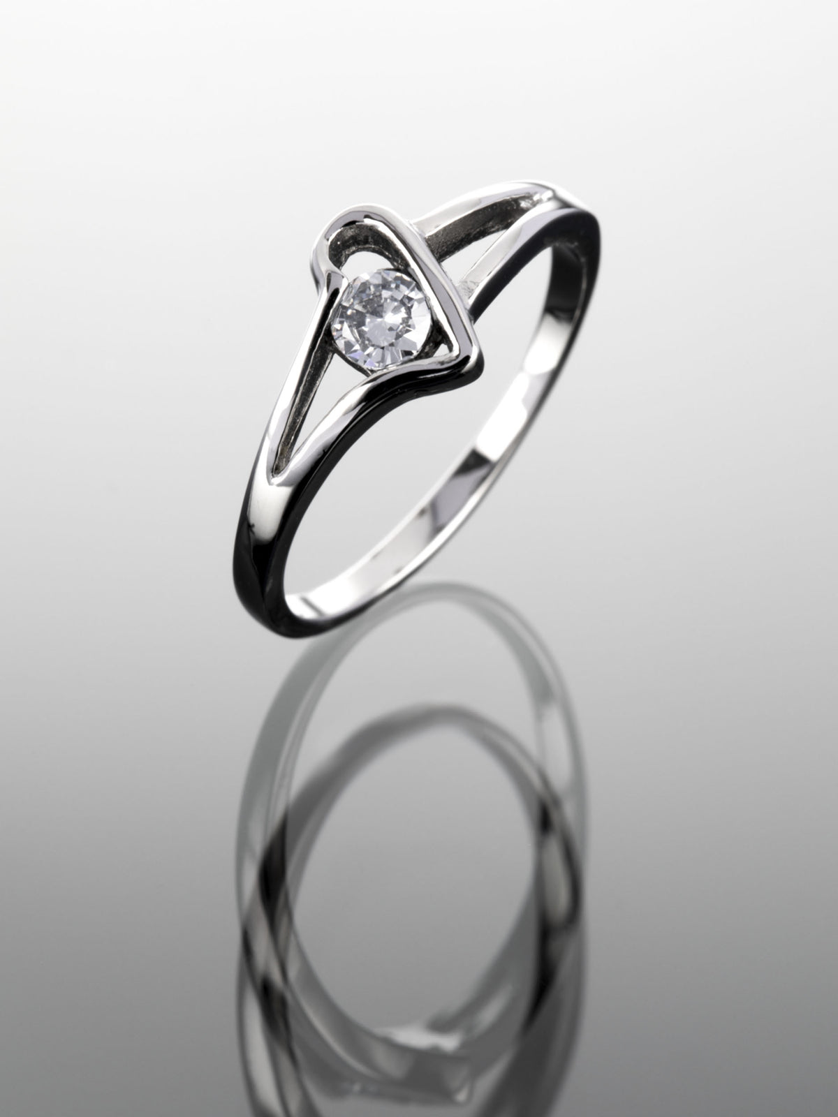Krásný zdobený prstýnek z chirurgické oceli s čirým krystalem  PR0243-015307