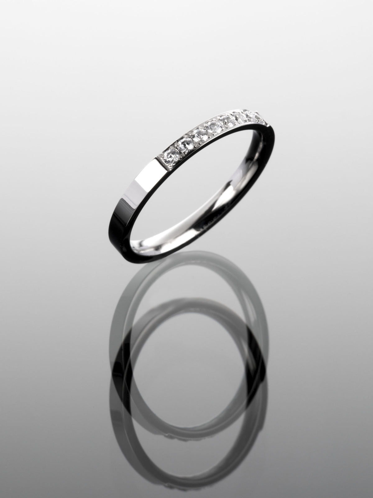 Luxusní drobný prstýnek z chirurgické oceli vykládaný čirými krystaly  PR0248-015307