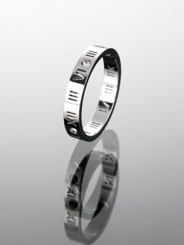 Luxusní moderní prstýnek z chirurgické oceli s čirými krystaly a rytými řeckými číslicemi  PR0249-015107