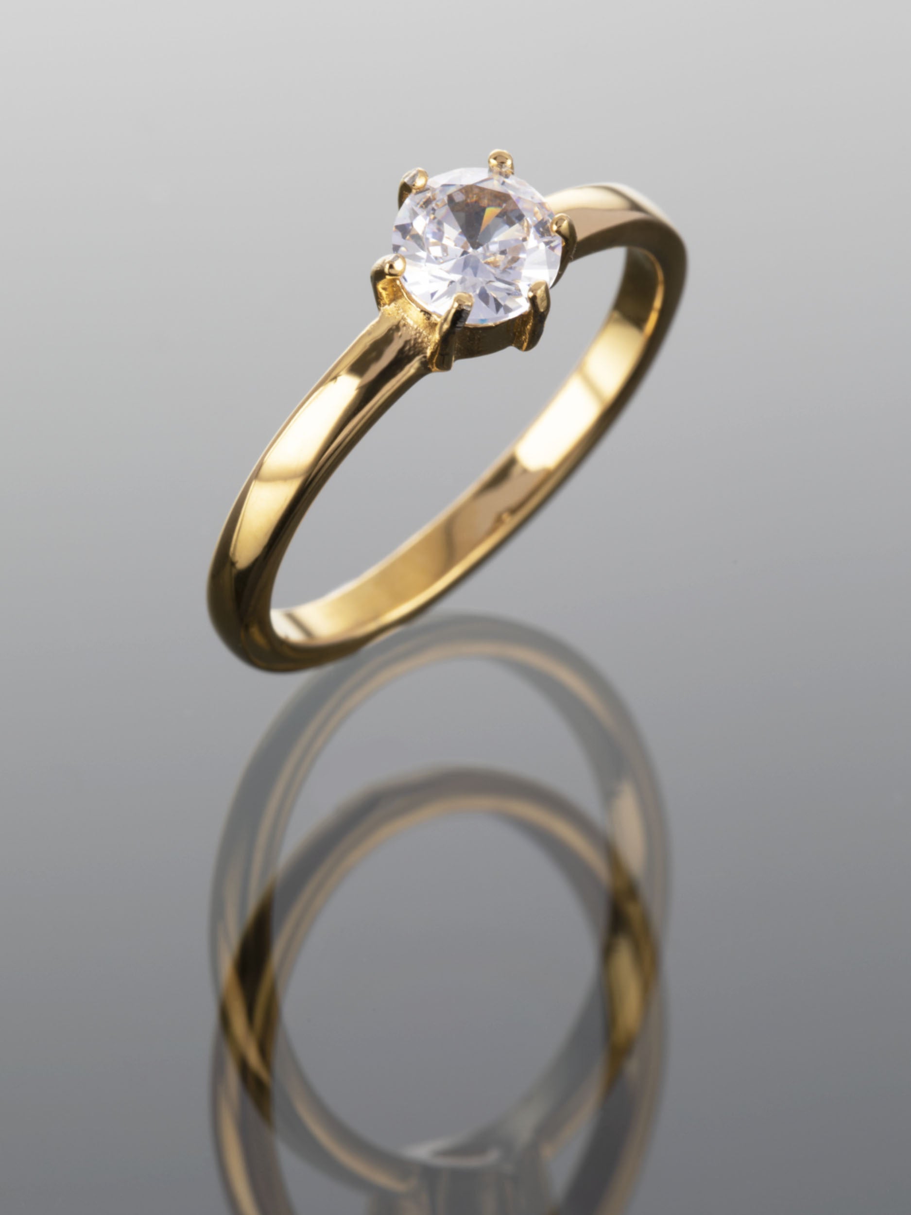 Krásný prstýnek z chirurgické oceli zlaté barvy s menším čirým krystalem  PR0260-015507