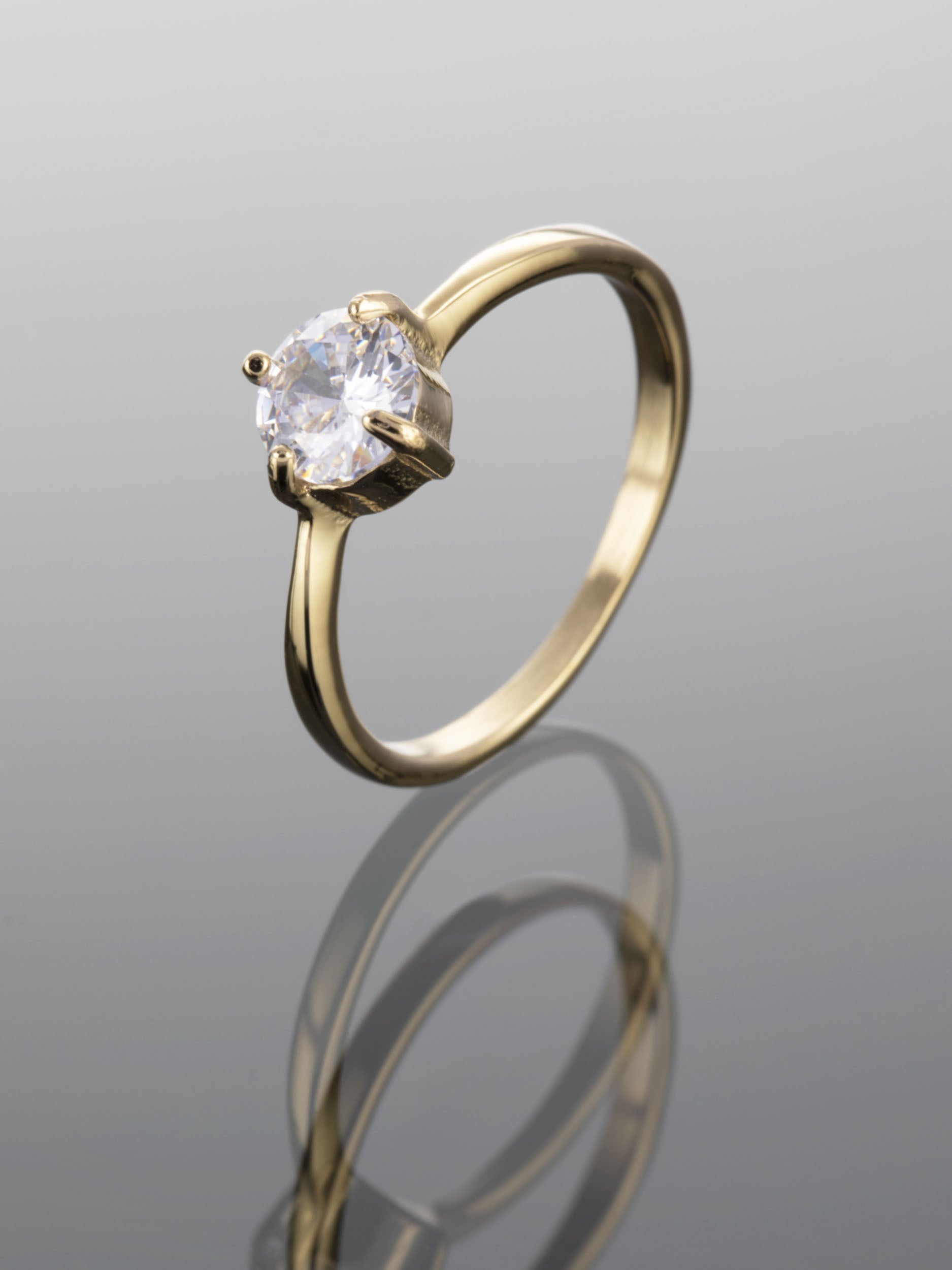 Luxusní prstýnek z chirurgické oceli zlaté barvy s menším čirým krystalem  PR0261-015514