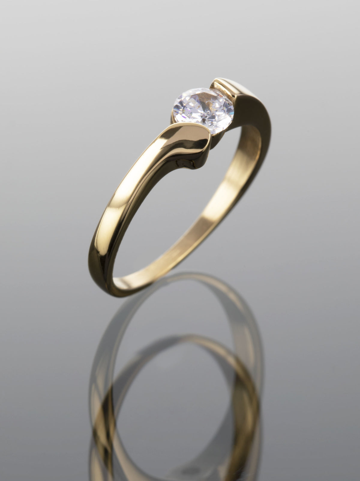 Exkluzivní prstýnek z chirurgické oceli zlaté barvy s čirým krystalem PR0263-015307