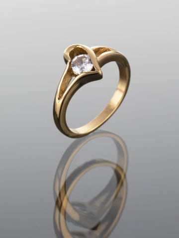 Exkluzivní prstýnek z chirurgické oceli zlaté barvy s motivem srdce a drobným čirým krystalem PR0264-015114