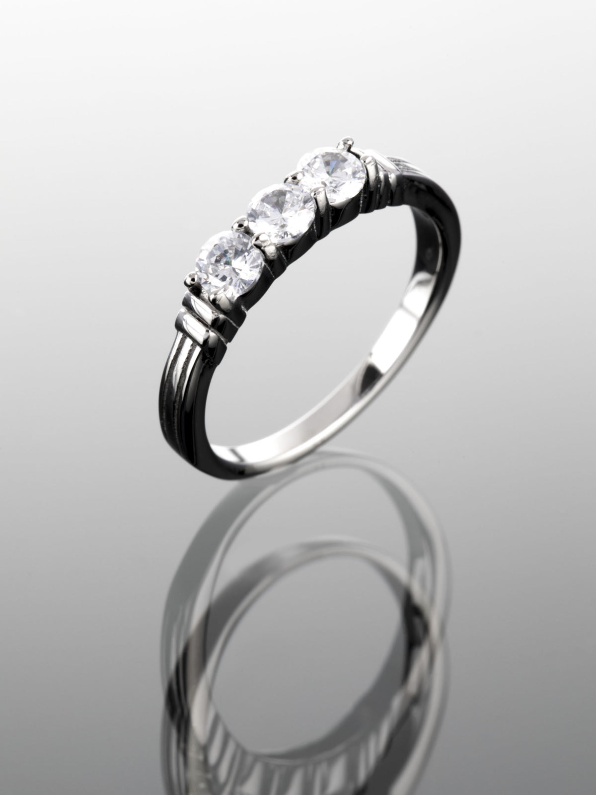 Krásný prstýnek z chirurgické oceli s třpytivými čirými krystaly PR0270-015507
