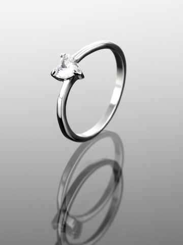 Krásný prstýnek z chirurgické oceli s třpytivým čirým krystalem ve tvaru srdce  PR0272-015307