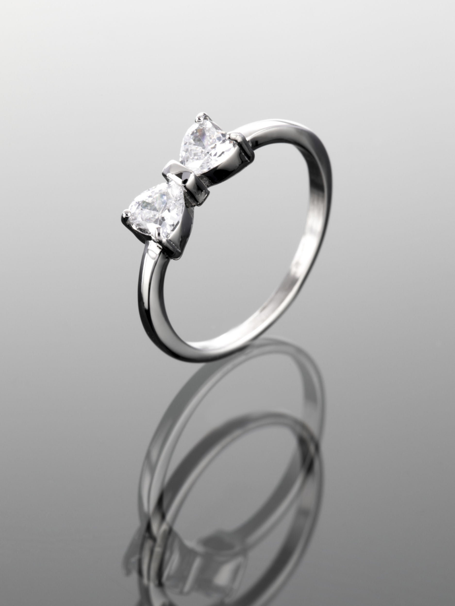 Krásný prstýnek z chirurgické oceli s třpytivými čirými krystaly ve tvaru mašličky PR0273-016107