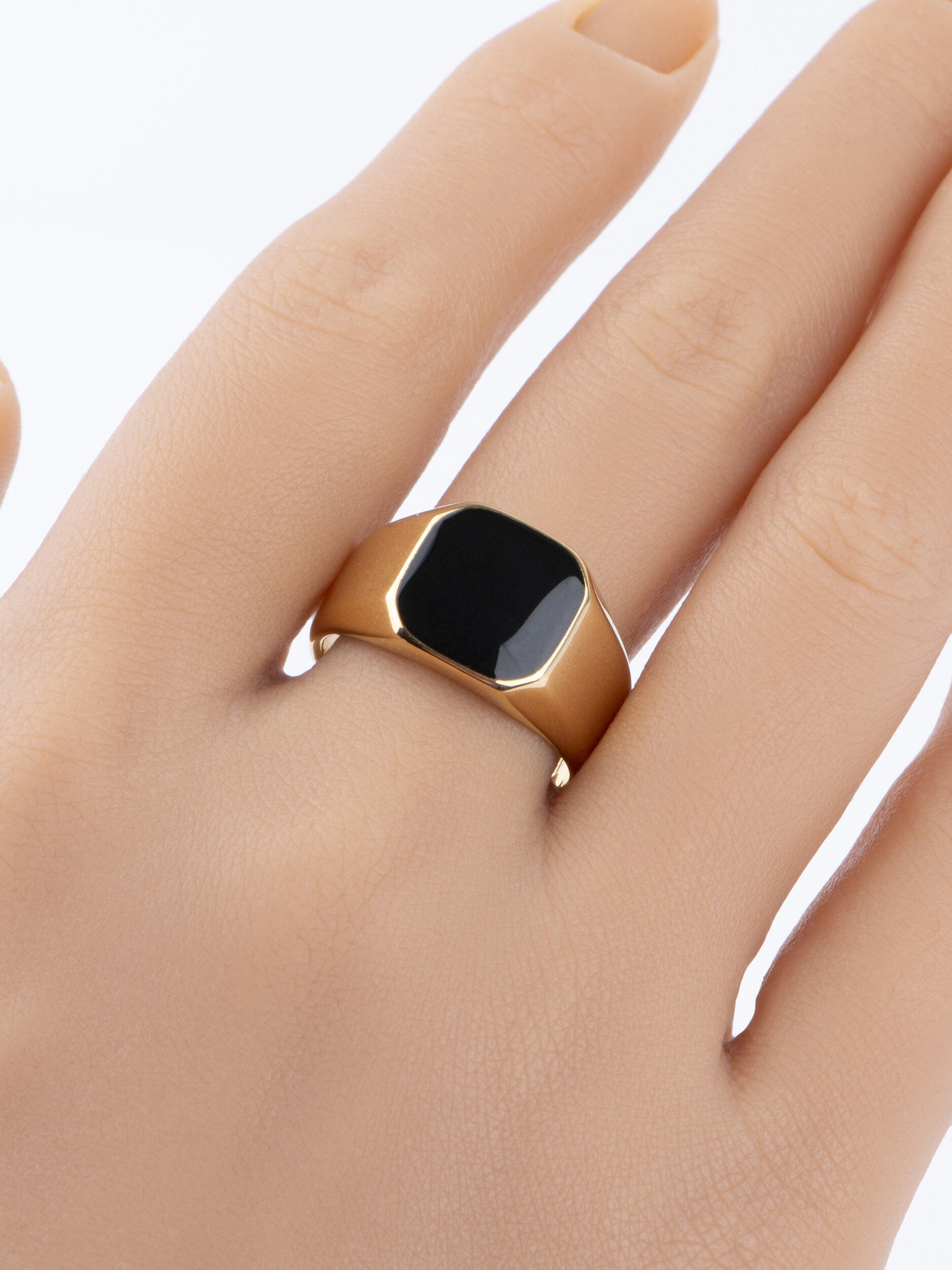 Luxusní pánský prstýnek z chirurgické oceli zlaté barvy s výrazným černým kamenem PR0305-016707