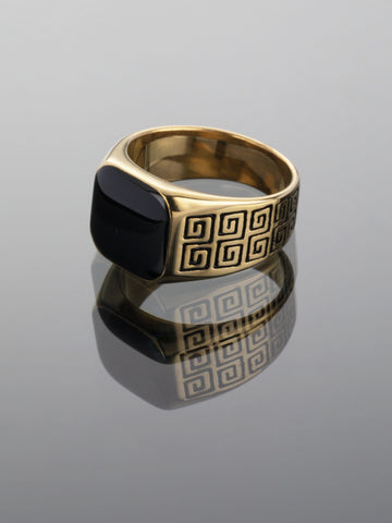 Exkluzivní pánský prstýnek z chirurgické oceli zlaté barvy s výrazným černým kamenem a rytým motivem PR0306-015907