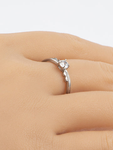 Krásný klasický drobný prstýnek z chirurgické oceli s čirým krystalem a jemným zdobením  PR0238-016307