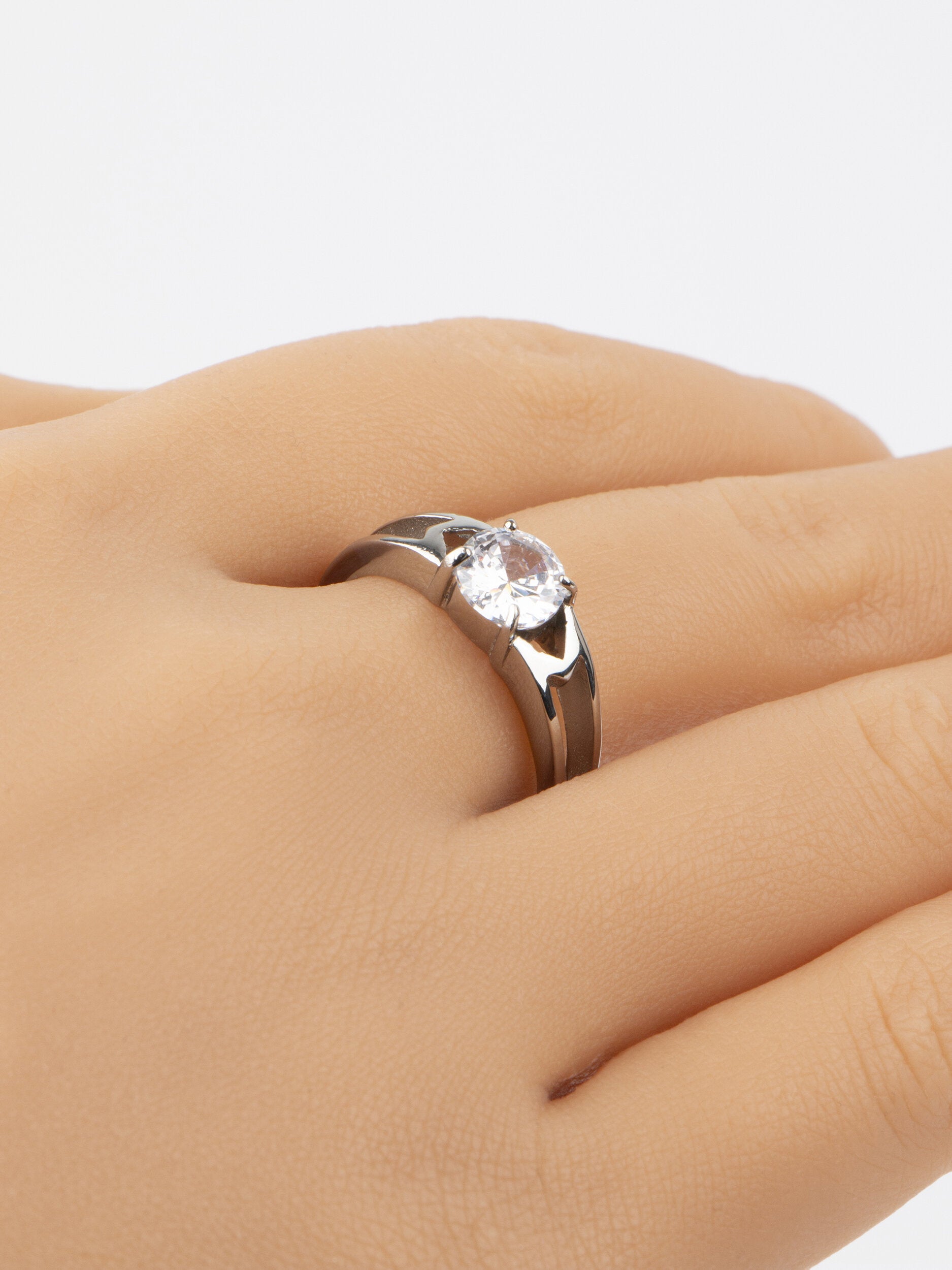 Krásný moderní prstýnek z chirurgické oceli s čirým krystalem zdobený rytím PR0241-016107