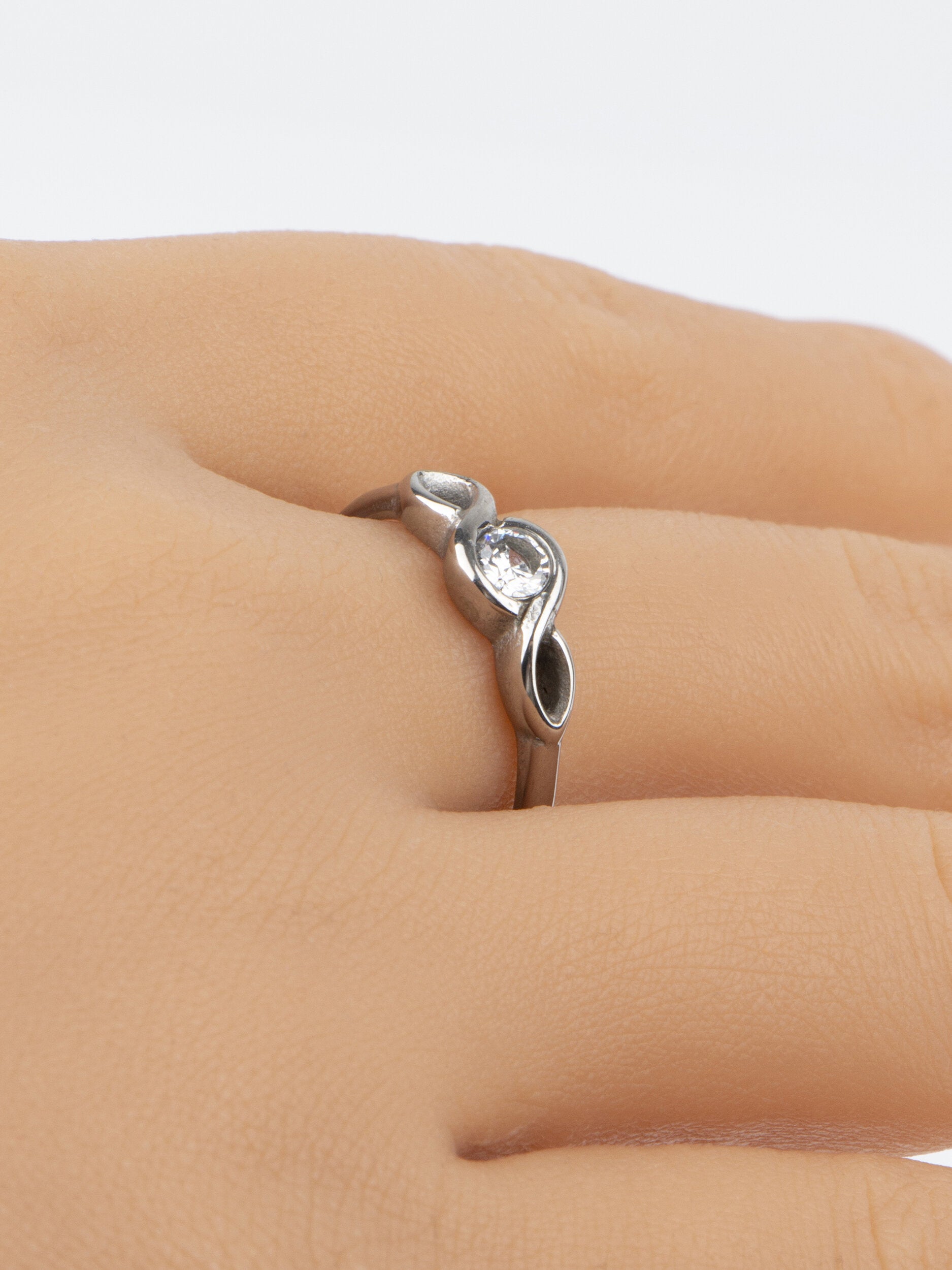 Luxusní zdobený prstýnek z chirurgické oceli s čirým krystalem  PR0246-016107