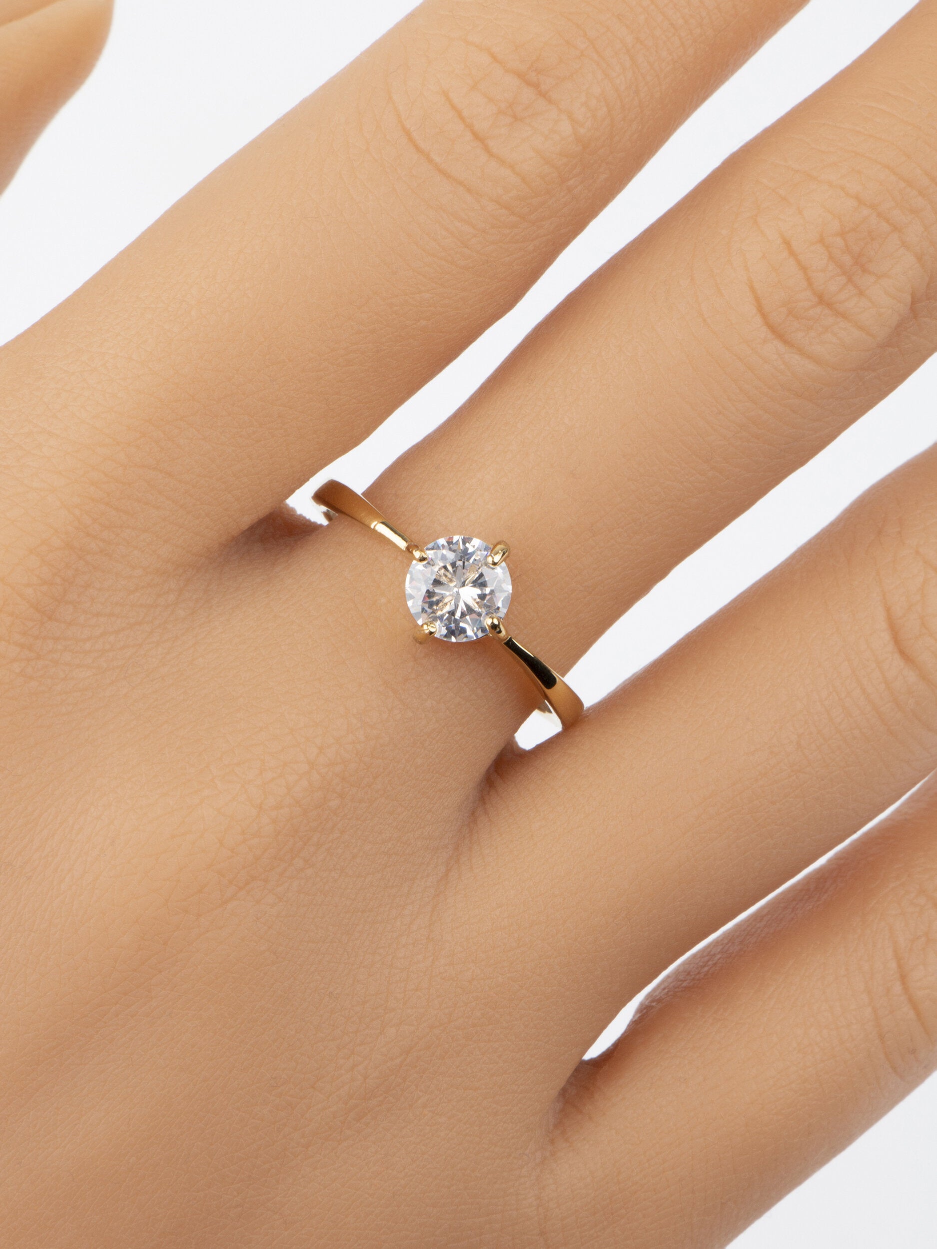 Luxusní prstýnek z chirurgické oceli zlaté barvy s menším čirým krystalem  PR0261-016114