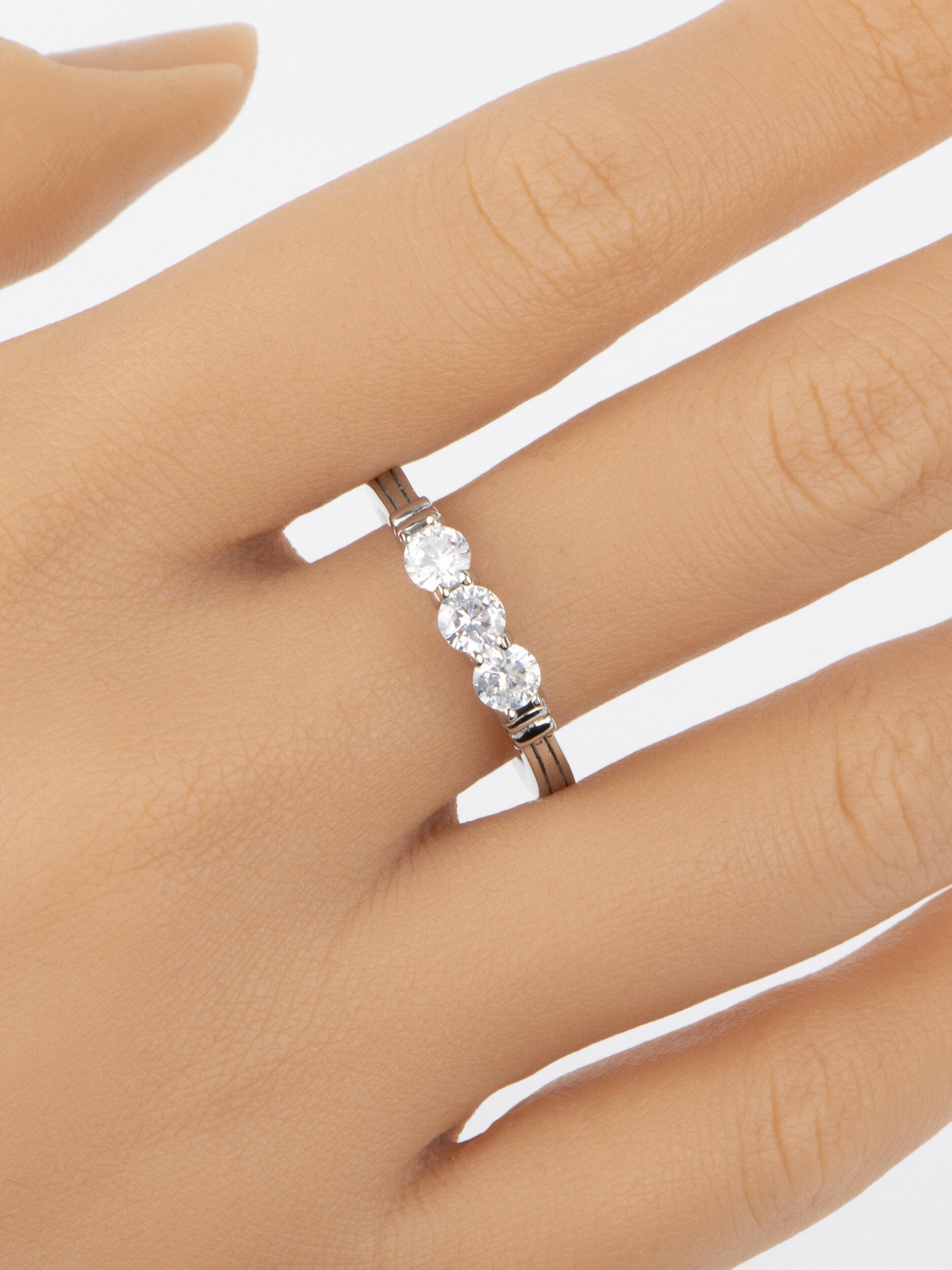 Krásný prstýnek z chirurgické oceli s třpytivými čirými krystaly PR0270-016107