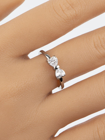 Krásný prstýnek z chirurgické oceli s třpytivými čirými krystaly ve tvaru mašličky PR0273-015507