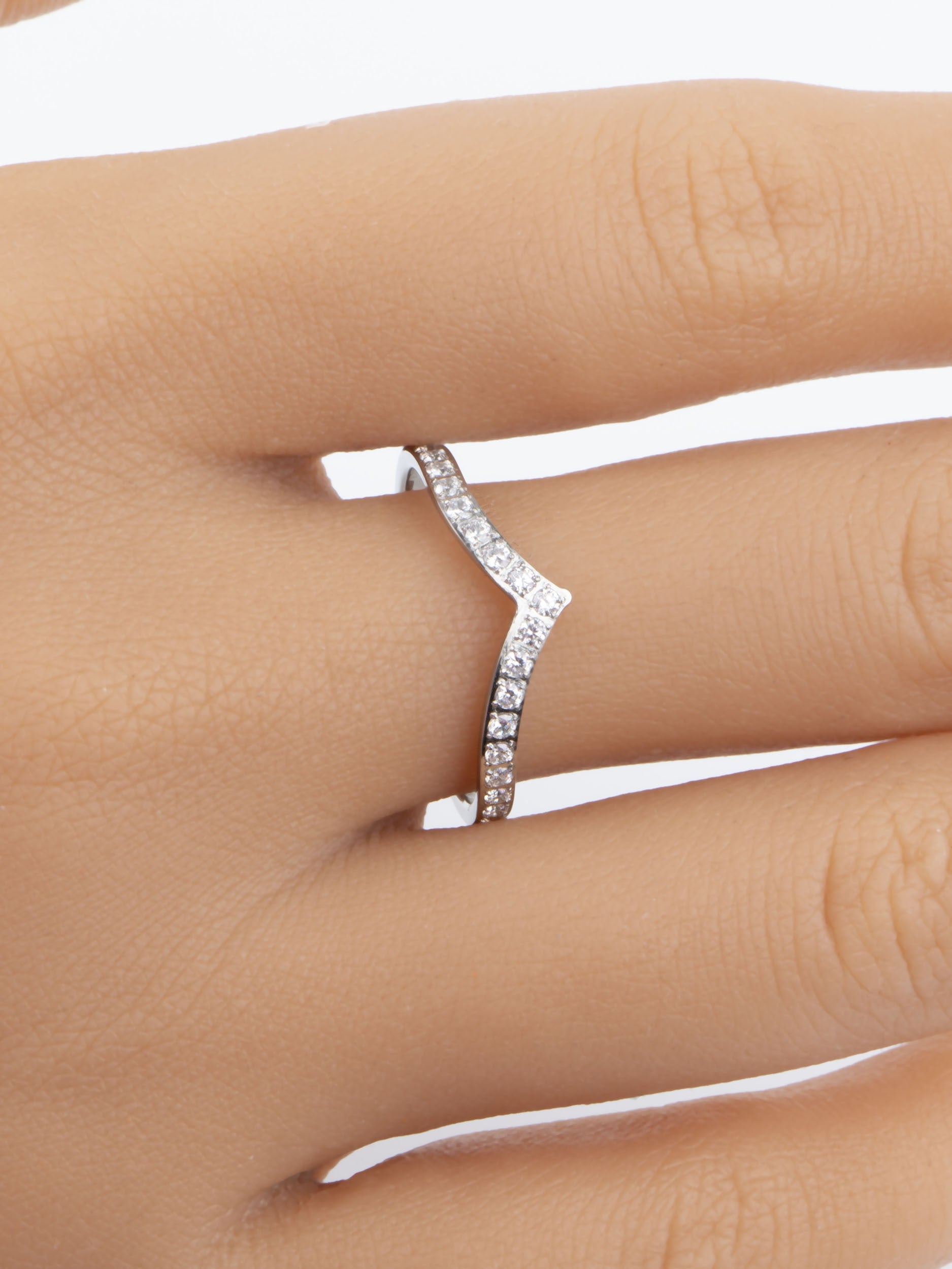 Luxusní jemný prstýnek z chirurgické oceli vykládaný jednou řadou čirých krystalů PR0198-015312