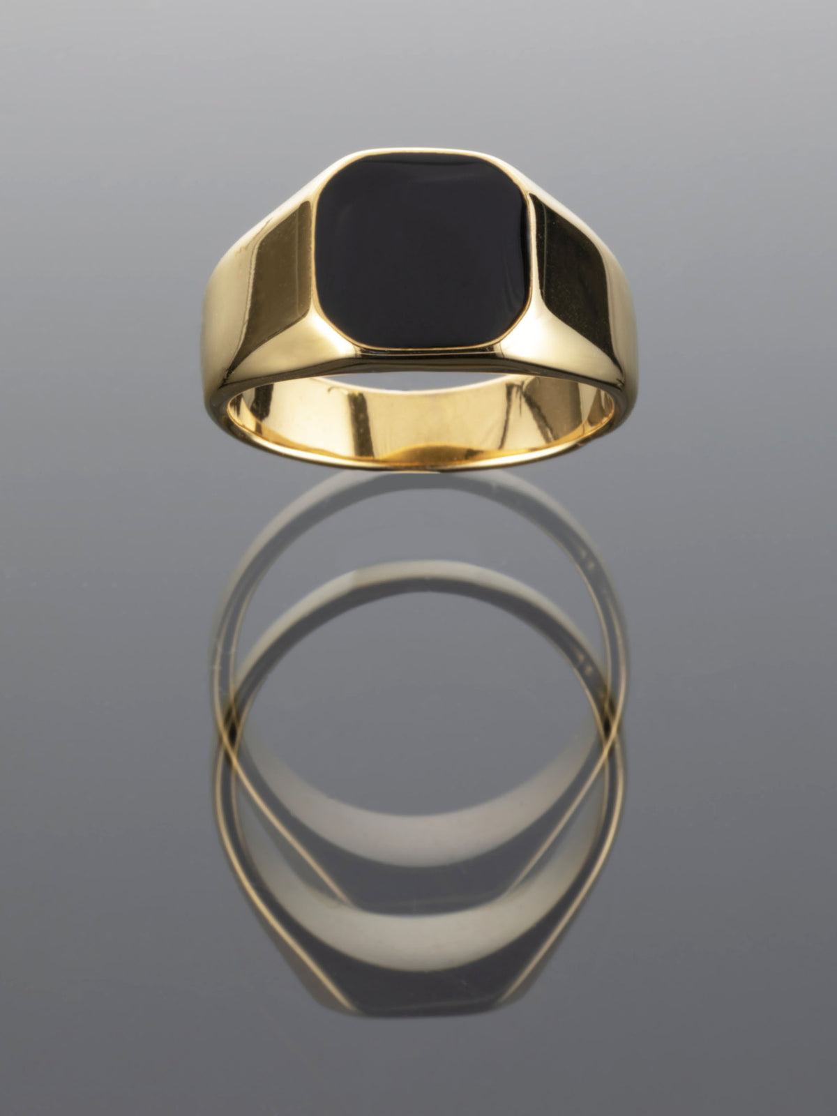 Luxusní pánský prstýnek z chirurgické oceli zlaté barvy s výrazným černým kamenem PR0305-015707