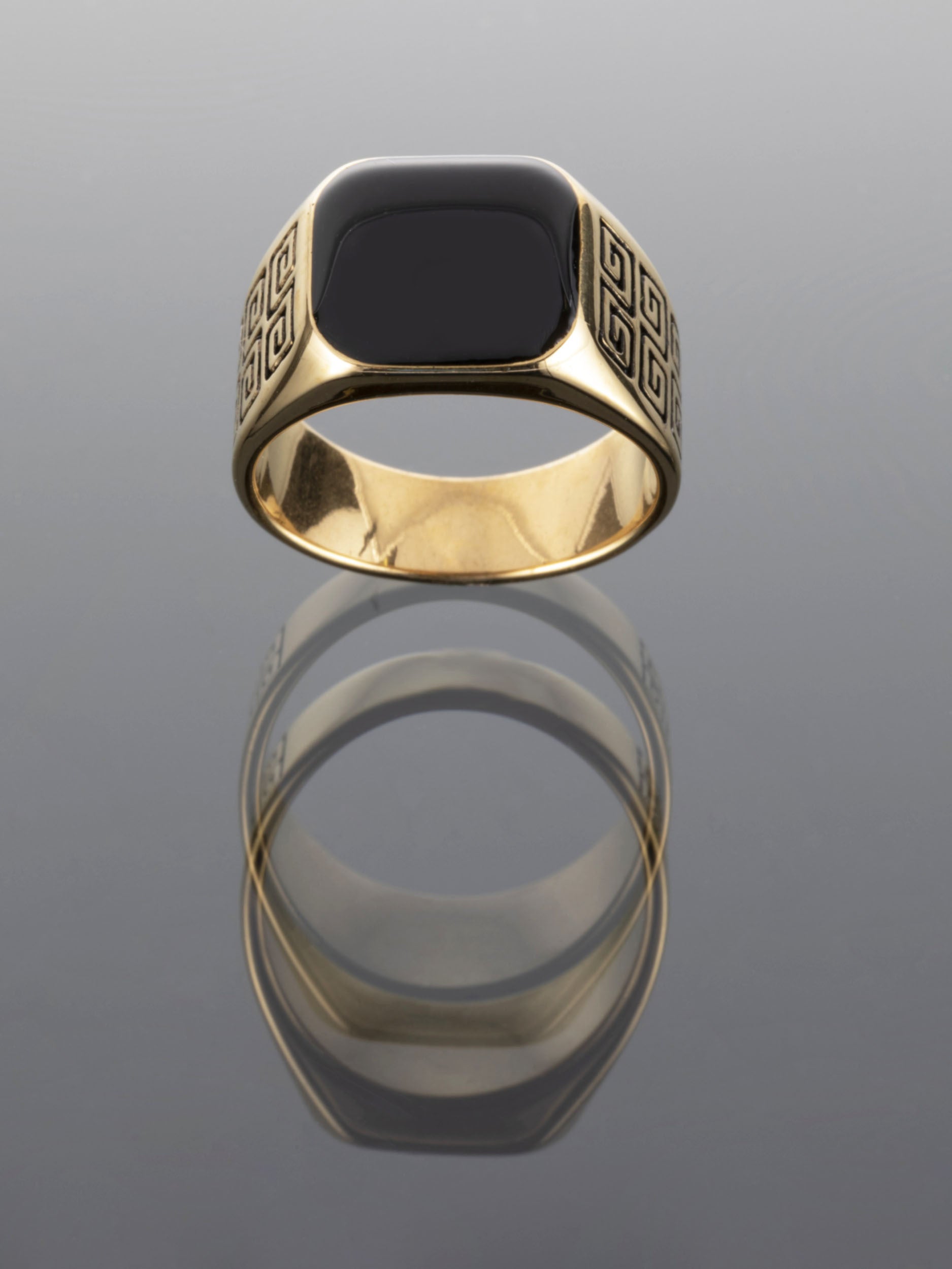Exkluzivní pánský prstýnek z chirurgické oceli zlaté barvy s výrazným černým kamenem a rytým motivem PR0306-016707