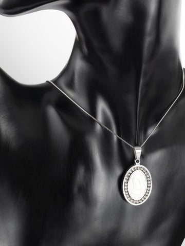 Luxusní medailonek s rytinou Panny Marie z chirurgické oceli stříbrné barvy PK0898-0112