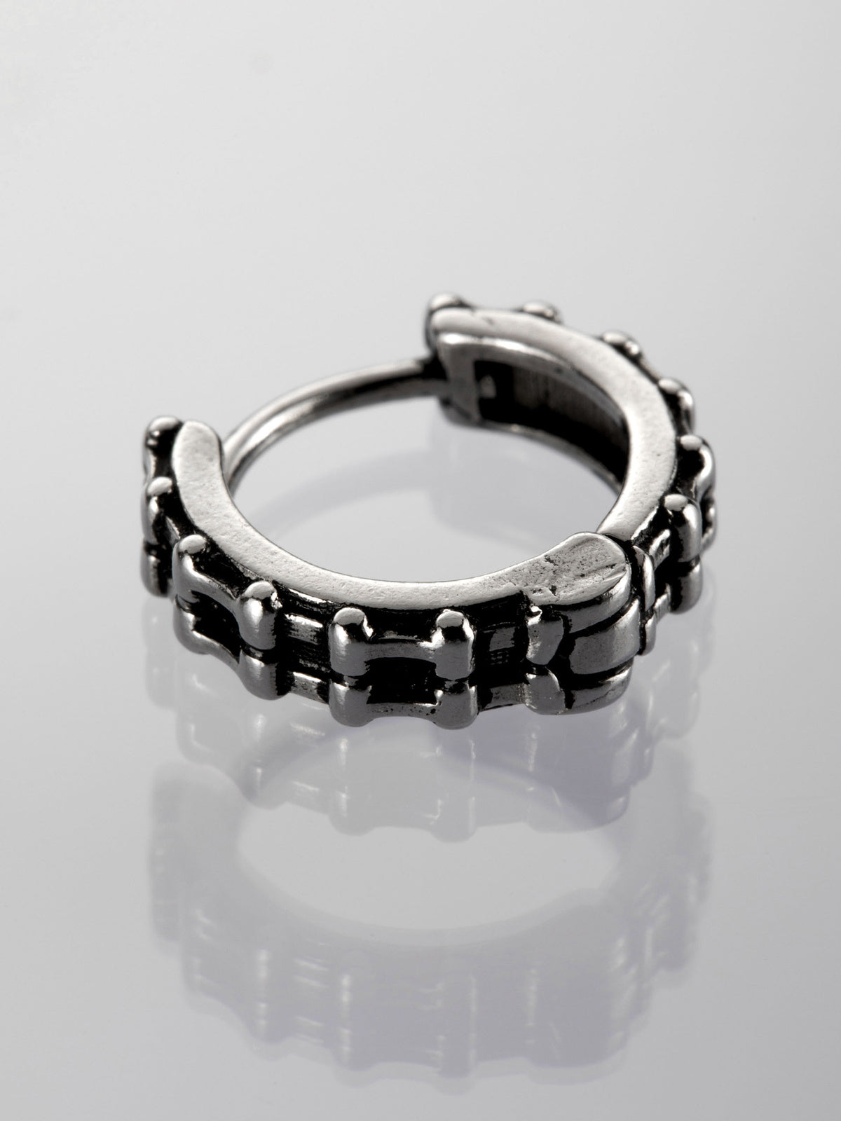 Helix piercing do ucha s motivem kostí z chirurgické oceli  VB0037-07