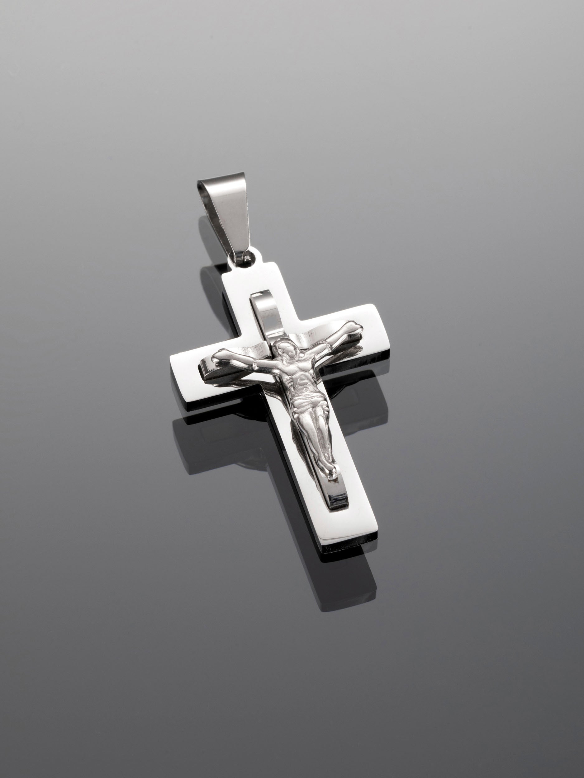 Malý přívěsek ve tvaru kříže s Ježíšem Kristem z chirurgické oceli PK0955-0107