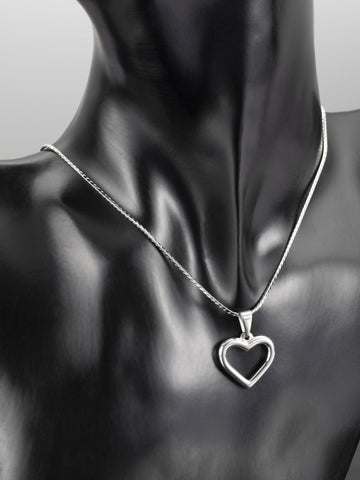 Luxusní přívěsek ve tvaru srdce z chirurgické oceli PK0976-0107