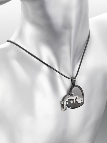 Luxusní přívěsek kočiček ve tvaru srdce z chirurgické oceli PK0978-0102