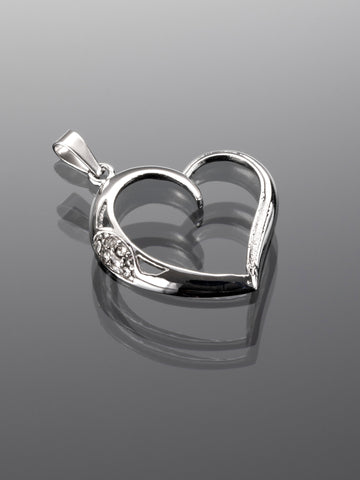 Krásný přívěsek ve tvaru moderního srdce s drobnými čirými krystaly z chirurgické oceli PK0964-0107
