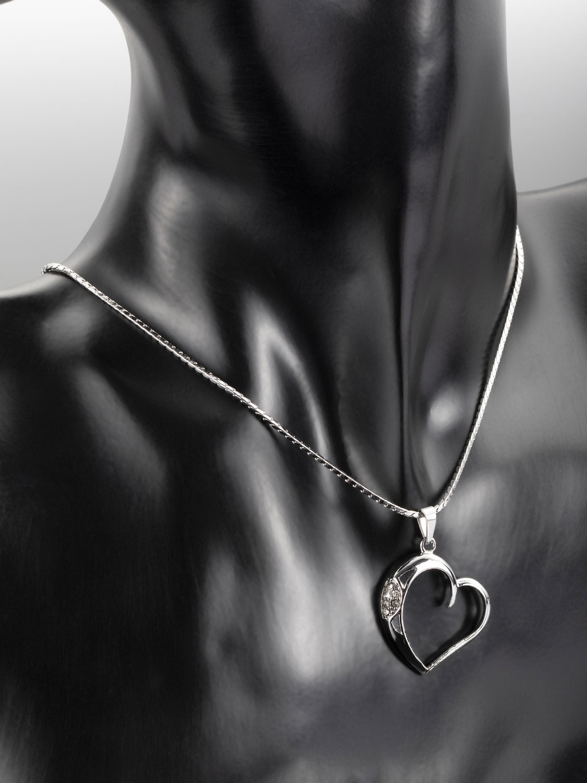 Krásný přívěsek ve tvaru moderního srdce s drobnými čirými krystaly z chirurgické oceli PK0964-0107