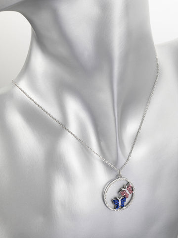 Fashion Icon luxusní řetízek  s příveskem ve tvaru kruhu s motýlky NK1077-0132