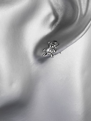 Krásné drobné náušnice ve tvaru medvídka z chirurgické oceli s čirými krystaly  NE1718-0112