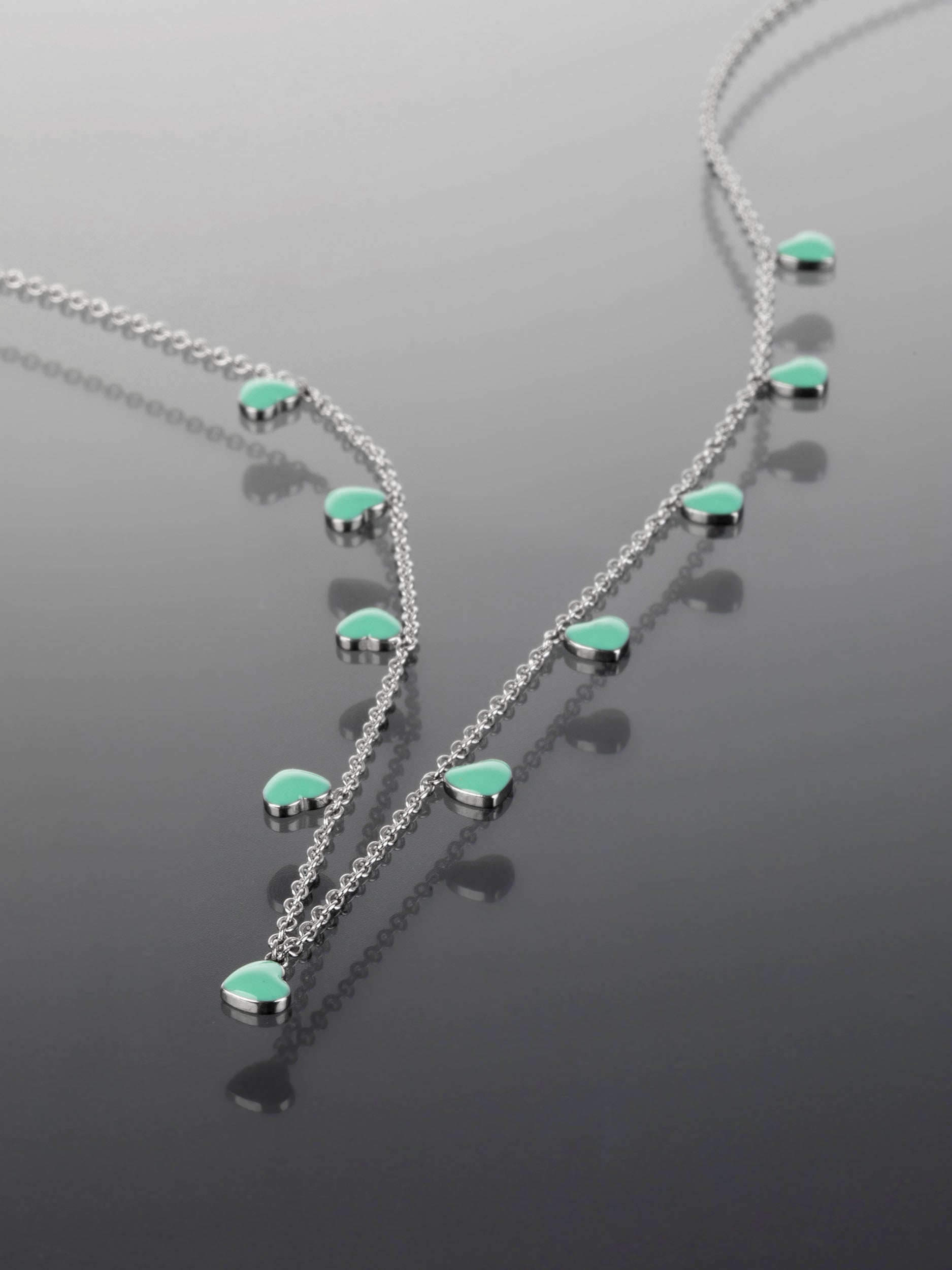 Krásný náhrdelník z chirurgické oceli s drobnými zelenými srdíčky  NK1116-0112