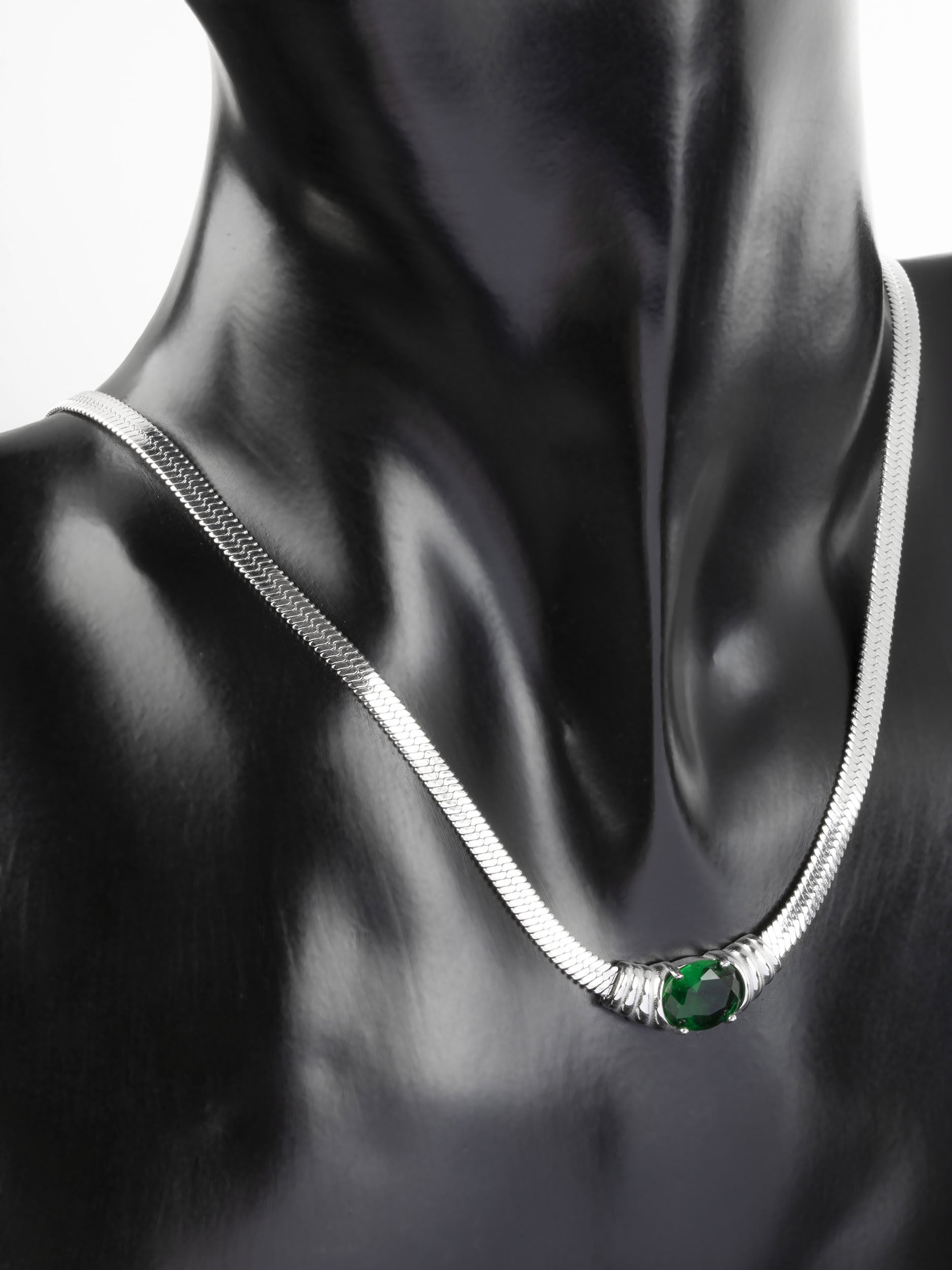 Luxusní masivní náhrdelník z chirurgické oceli s oválem se zeleným krystalem NK1115-0112