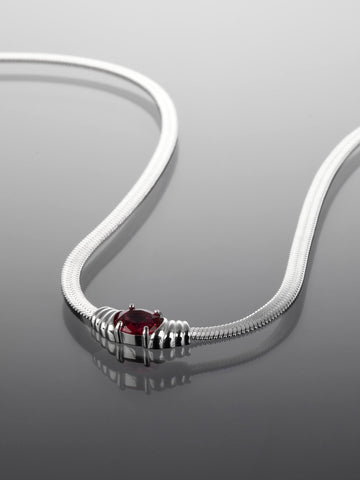 Luxusní masivní náhrdelník z chirurgické oceli s oválem s červeným krystalem NK1114-0112
