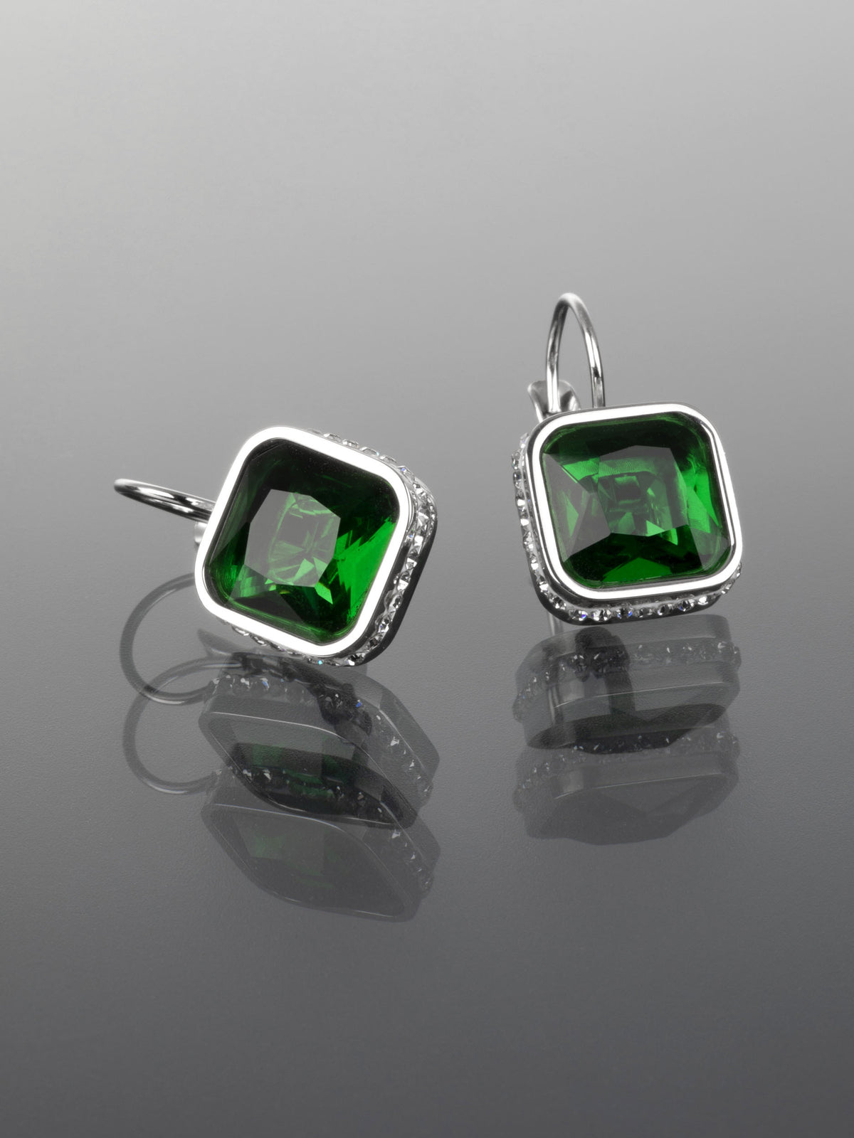 Luxusní náušnice z chirurgické oceli se zeleným krystalem ve tvaru čtverce s drobnými krystaly NE1958-0110